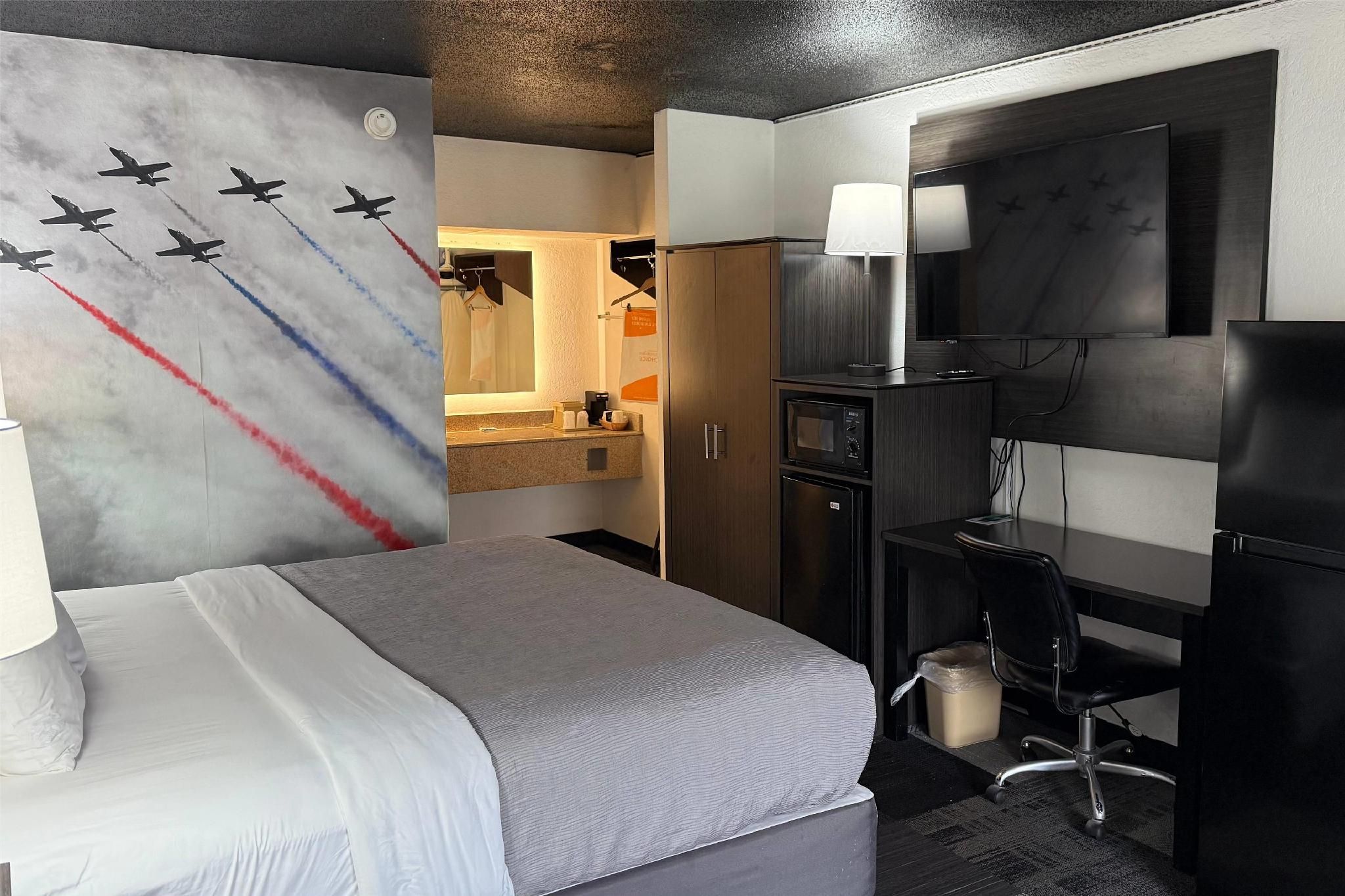 Eglin Extended Stay Hotel, a Howard Johnson by Wyndham 1 Double Bed, Mobility Accessible Room, Roll-In Shower, Non-Smoking 2