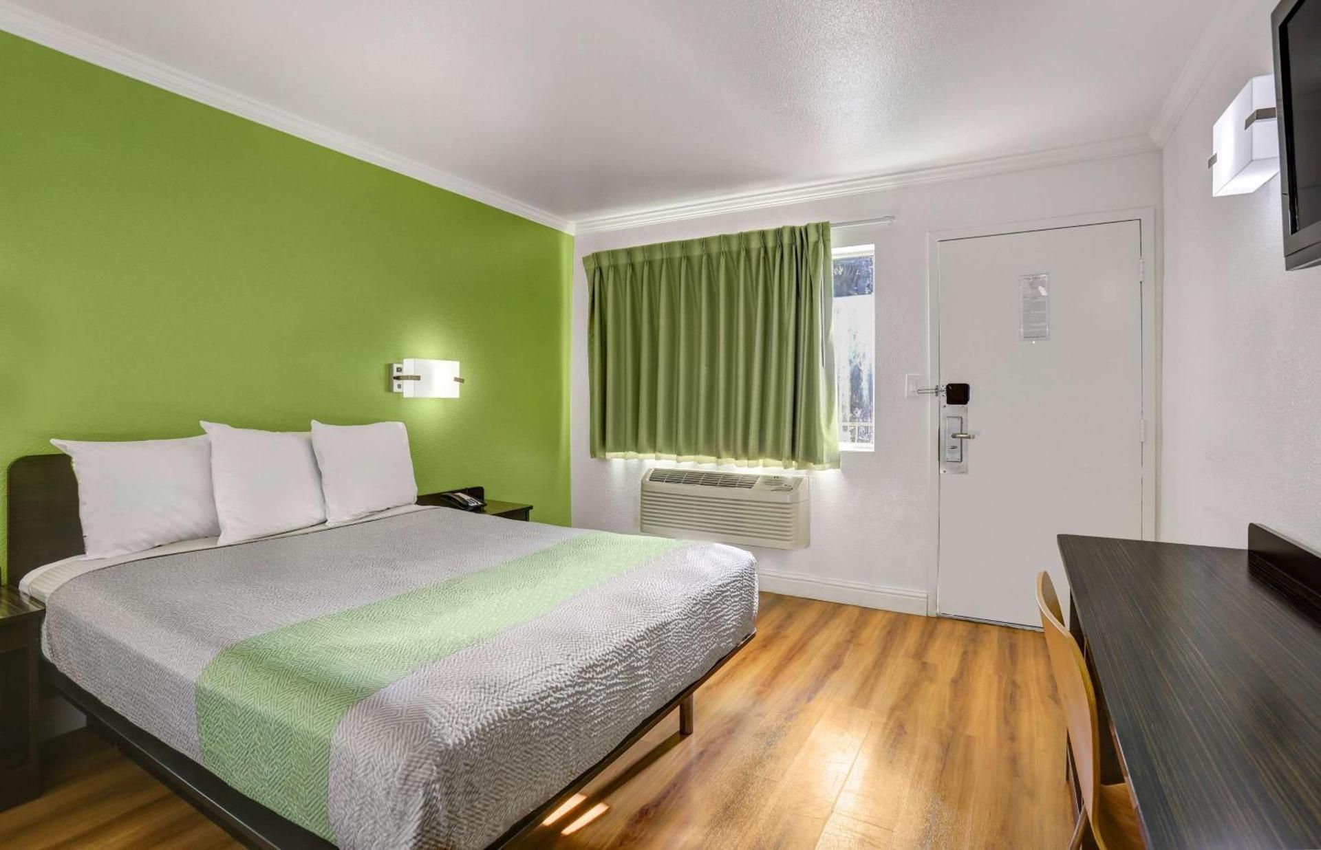 King Room - Non-Smoking