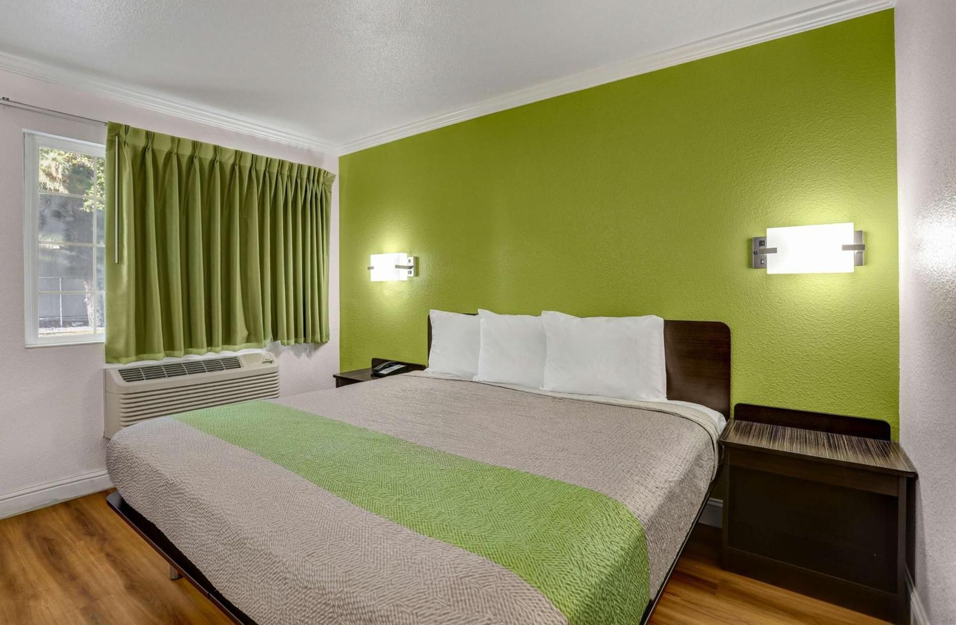 Queen Room - Disability Access - Non-Smoking