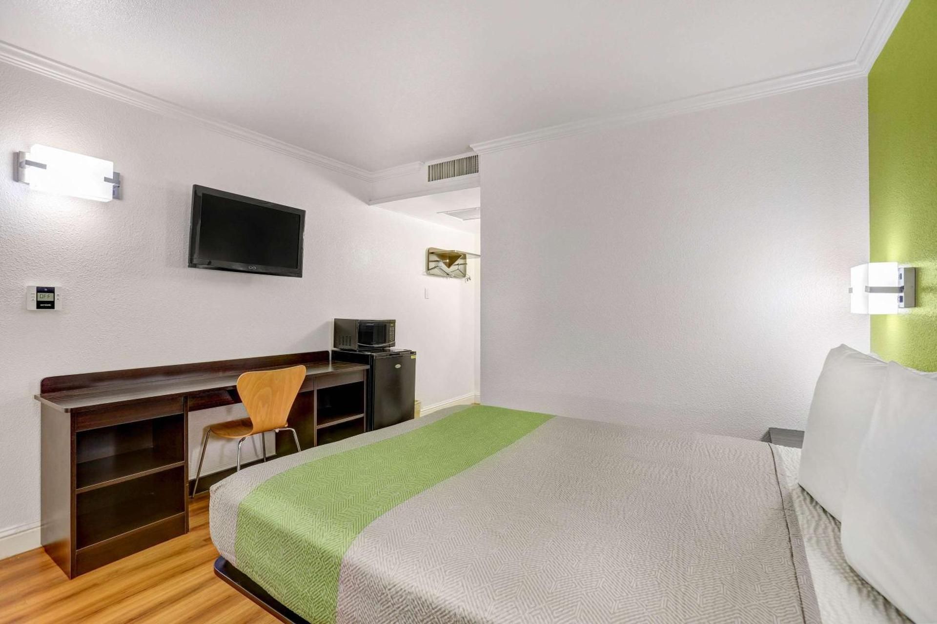 Motel 6 King City, CA Double Room - Disability Access - Non-Smoking