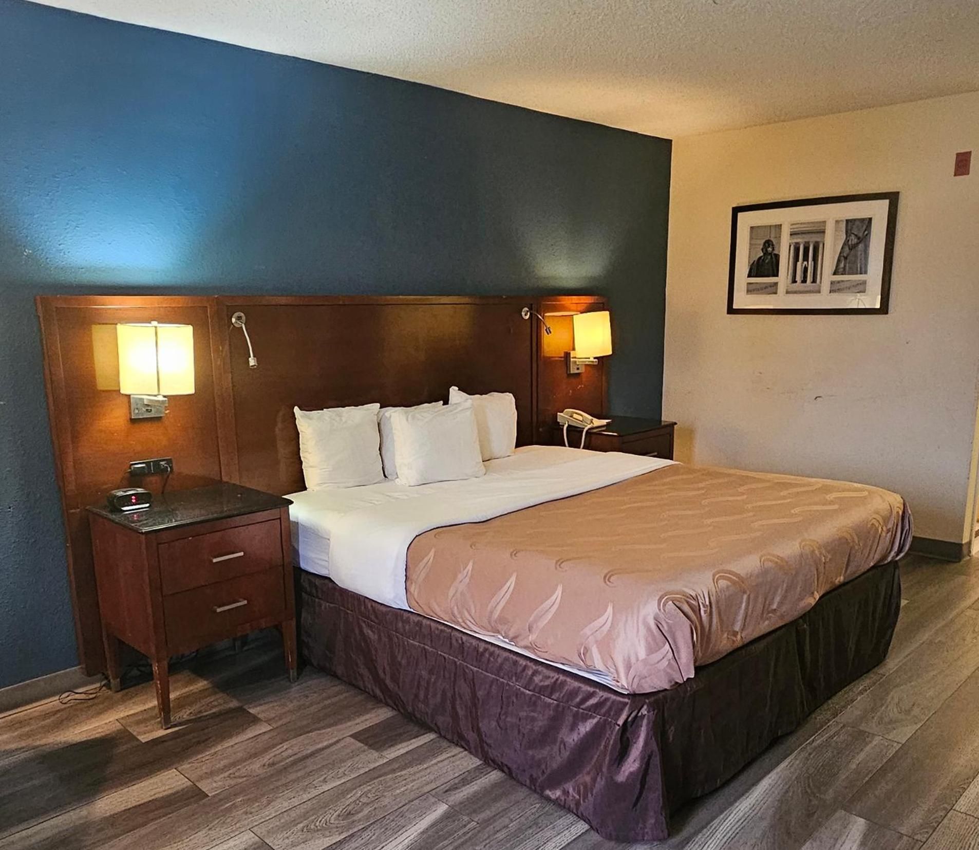 1 King Bed, Nonsmoking, Accessible