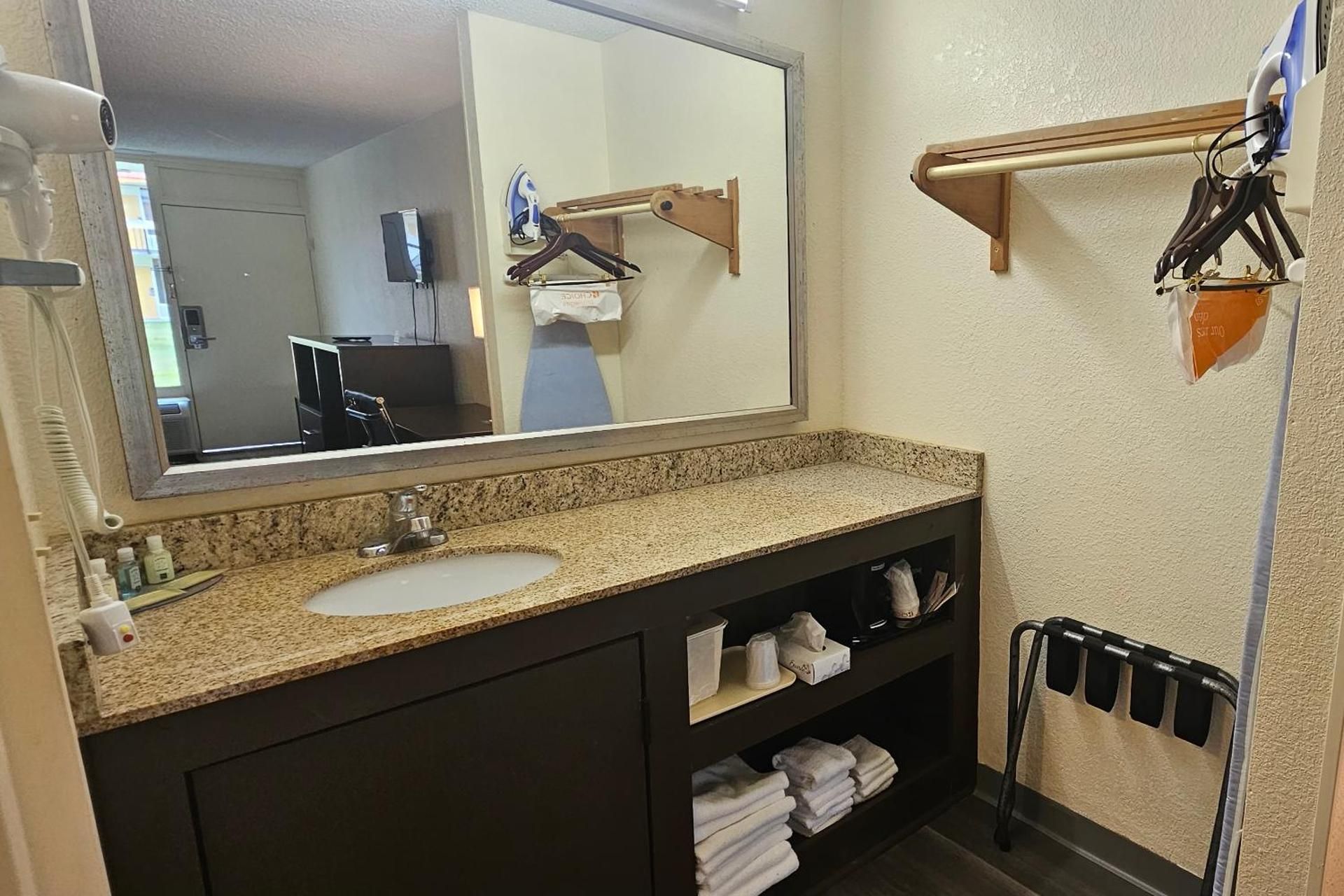 Sumter Inn 1 King Bed, Non-Smoking 3