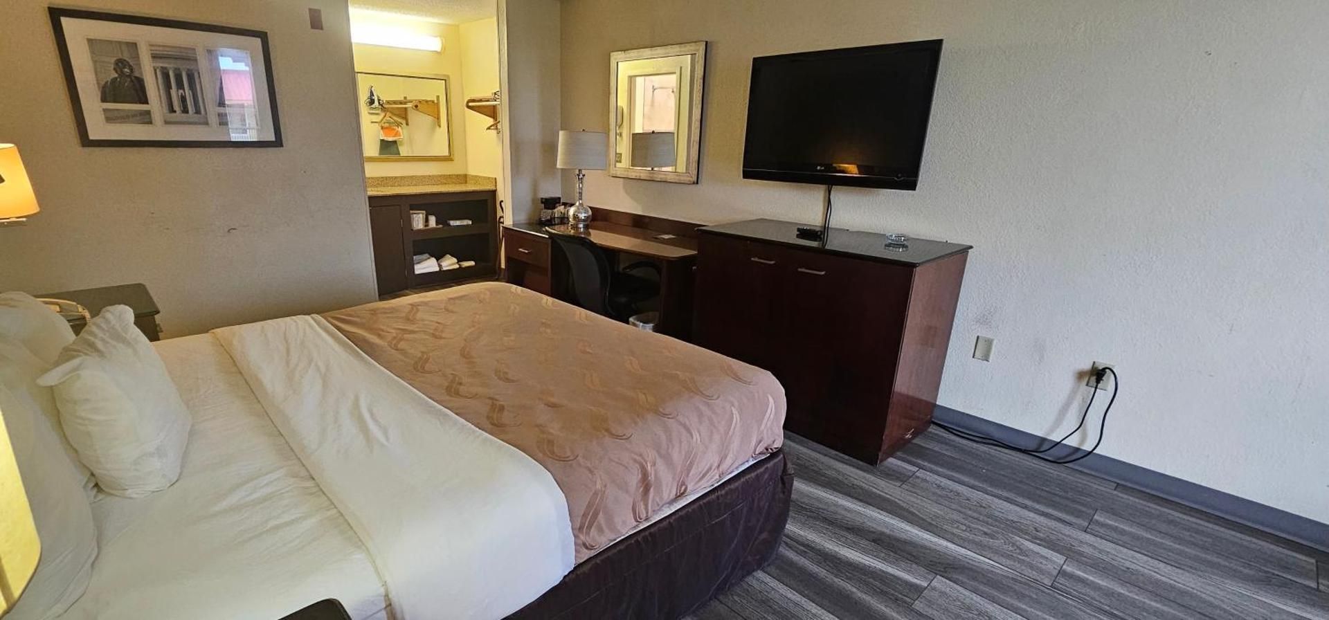 Sumter Inn 1 King Bed, Non-Smoking 2