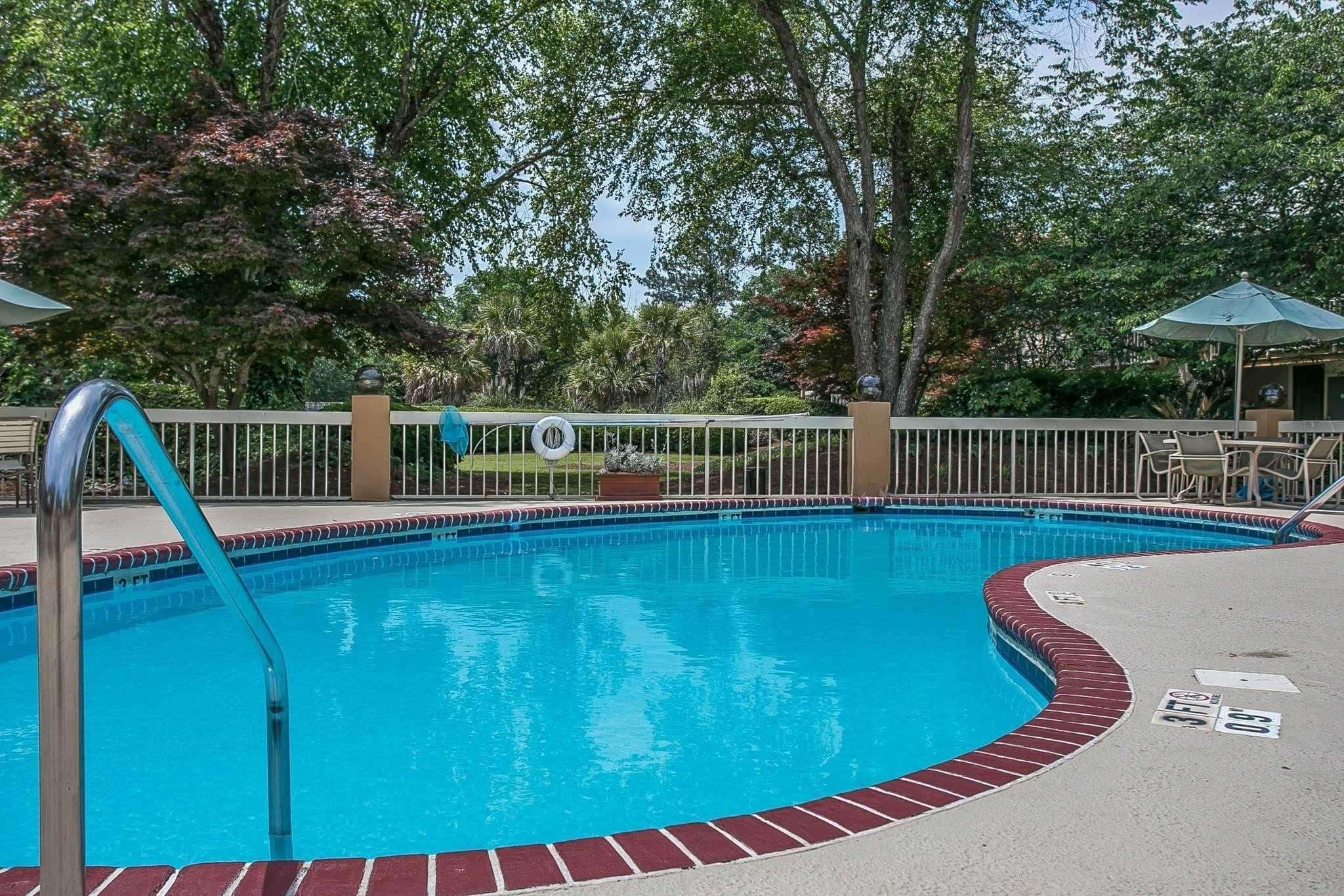 swimming pool [outdoor]