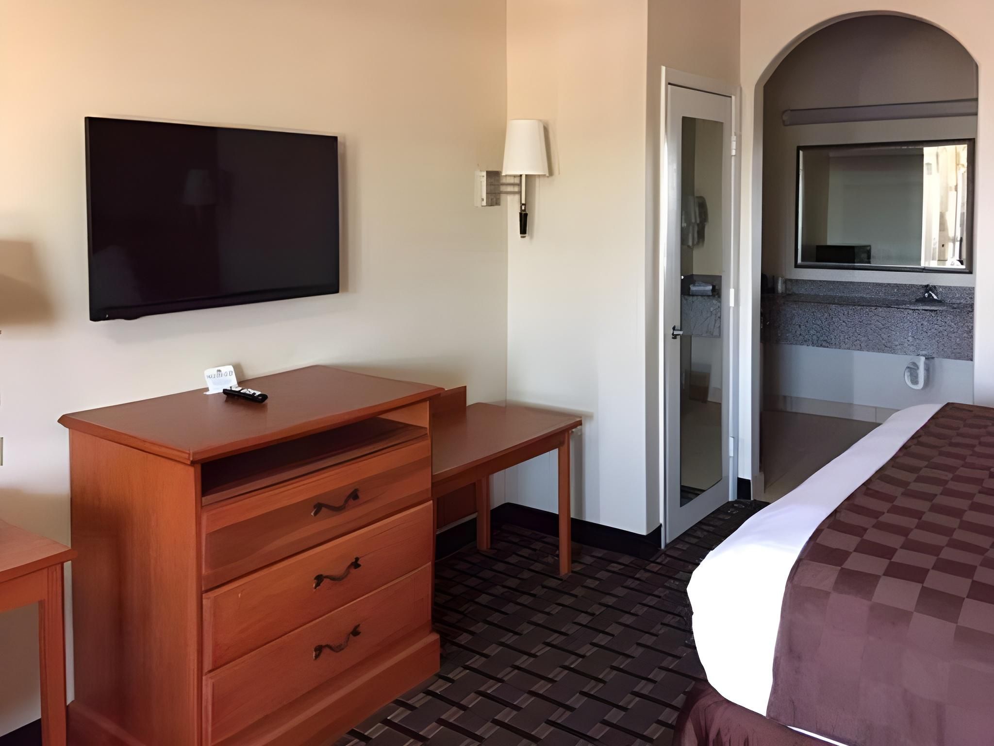 Motel 6 Tyler, TX 1 King Bed | Mobility Acc Tub Smk Hot Tub 3