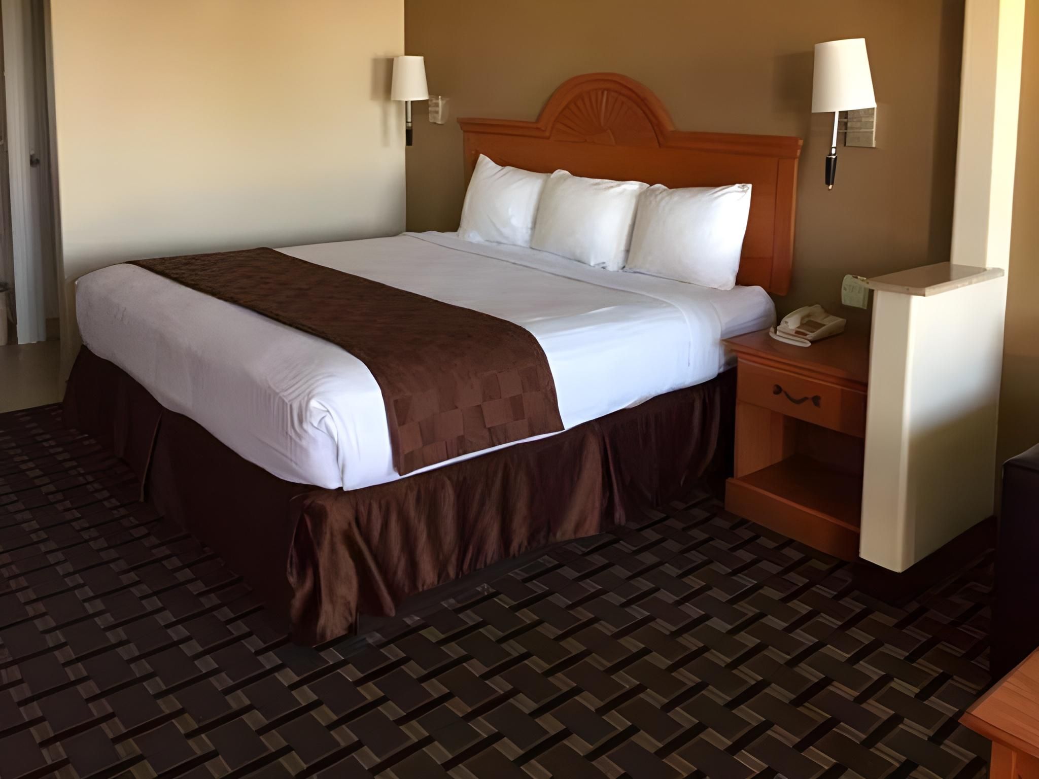 Motel 6 Tyler, TX 1 King Bed | Mobility Acc Tub Smk Hot Tub 2
