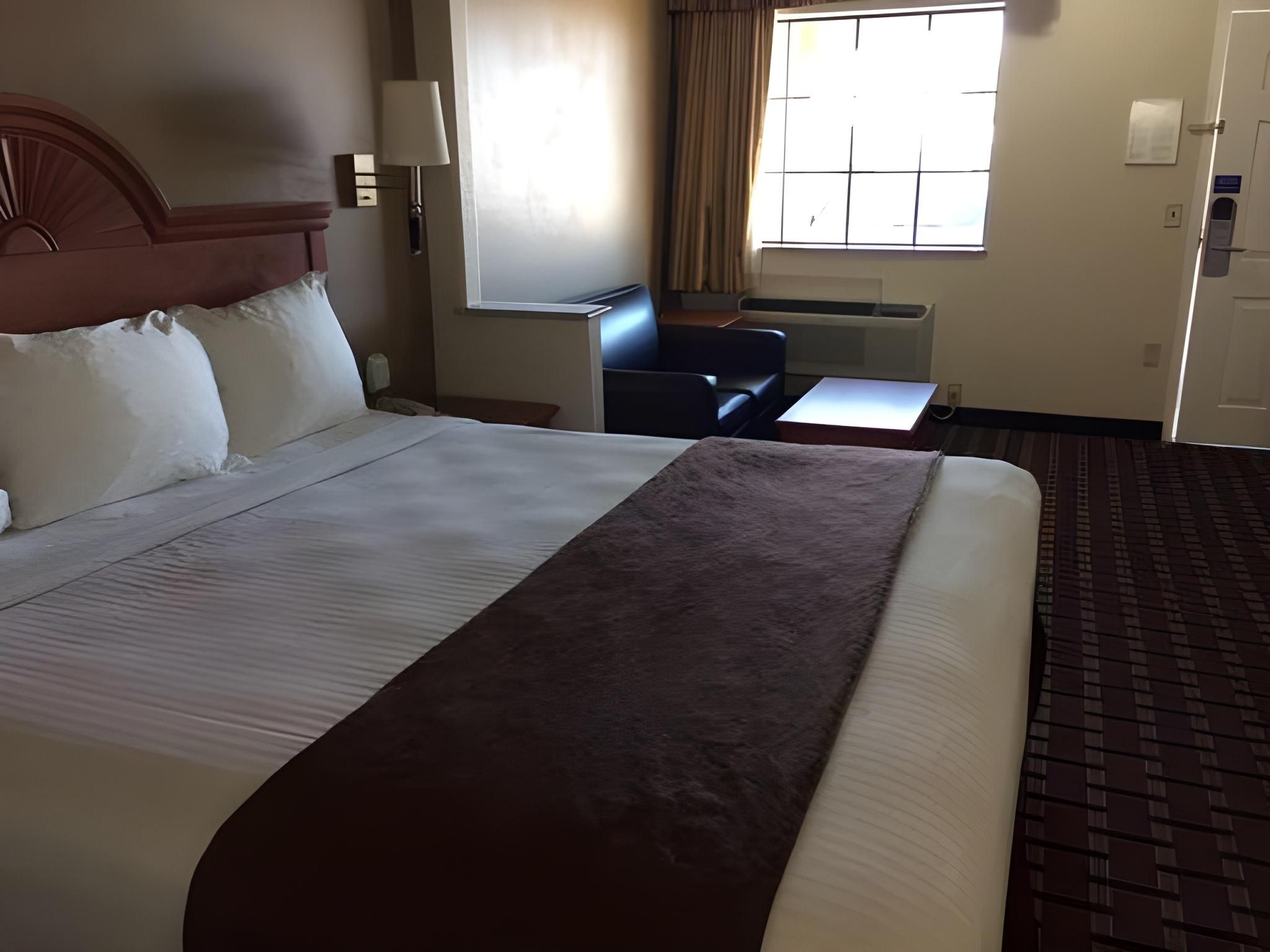 Motel 6 Tyler, TX 1 King Bed | Mobility Acc Tub Smk Hot Tub