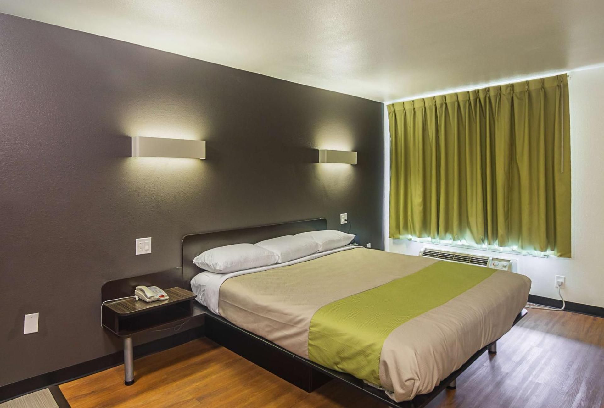 Deluxe King Room - Non-Smoking