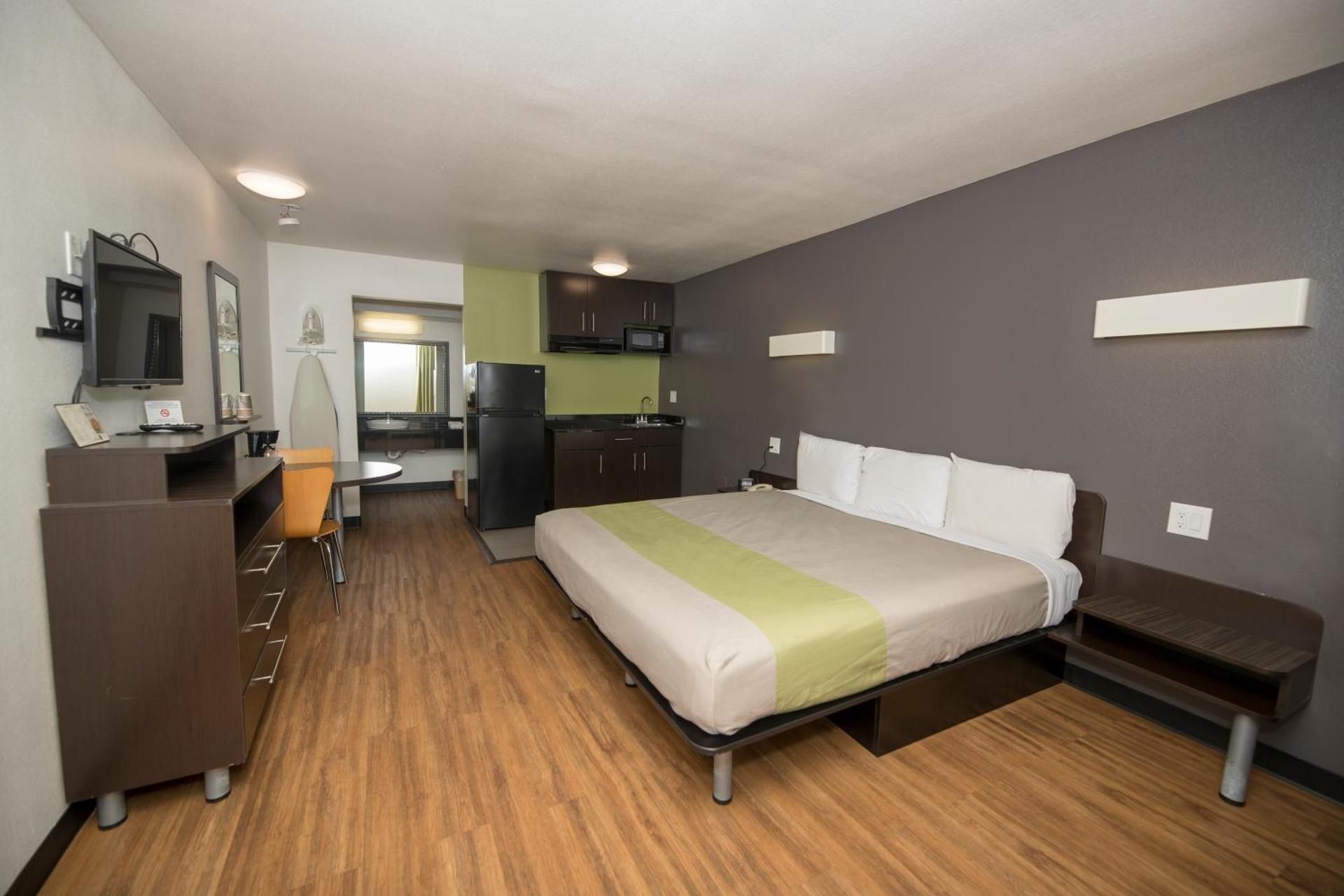 Deluxe King Room - Non-Smoking