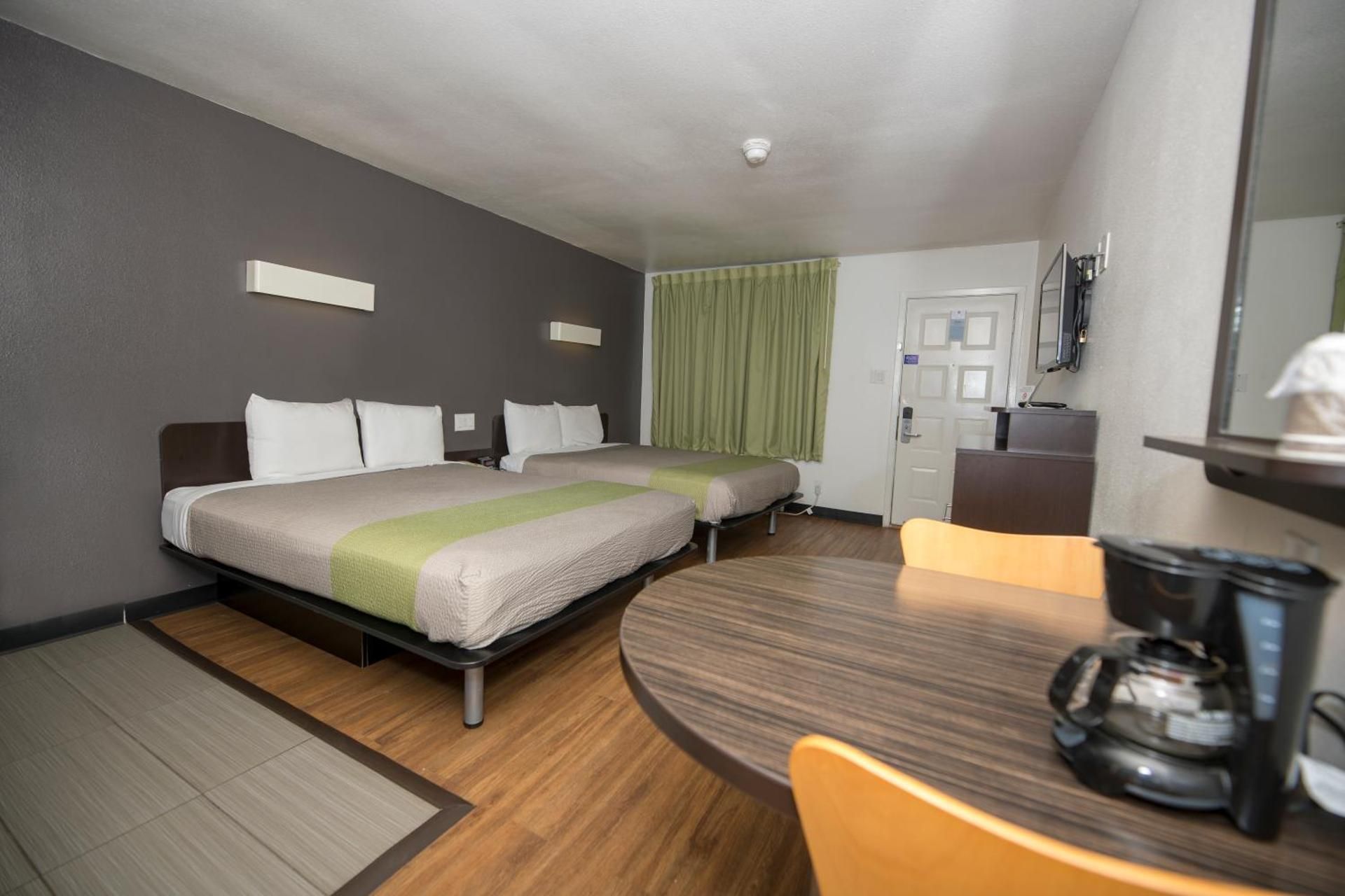 Studio 6  Tyler, TX Deluxe Queen Room with Two Queen Beds - Non-Smoking 2