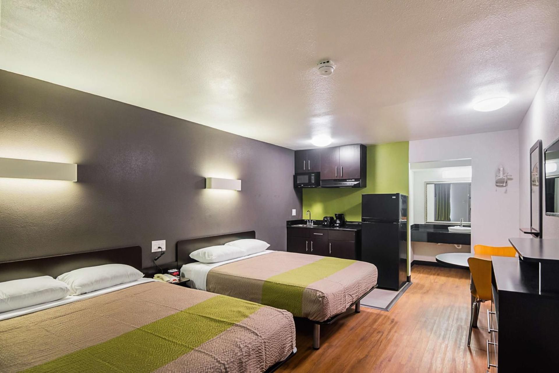 Studio 6  Tyler, TX Deluxe Queen Room with Two Queen Beds - Non-Smoking