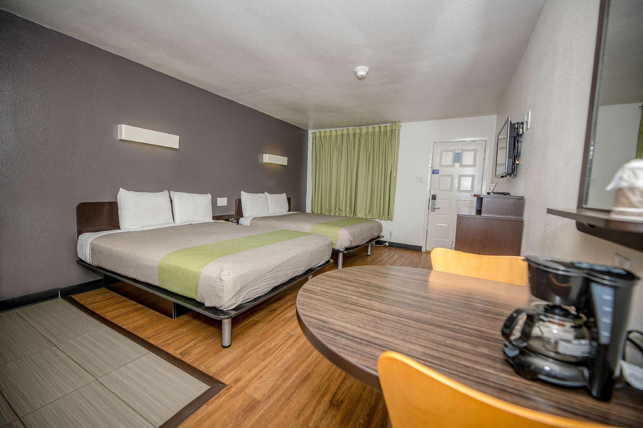 2 Queen Beds | Non-Smoking