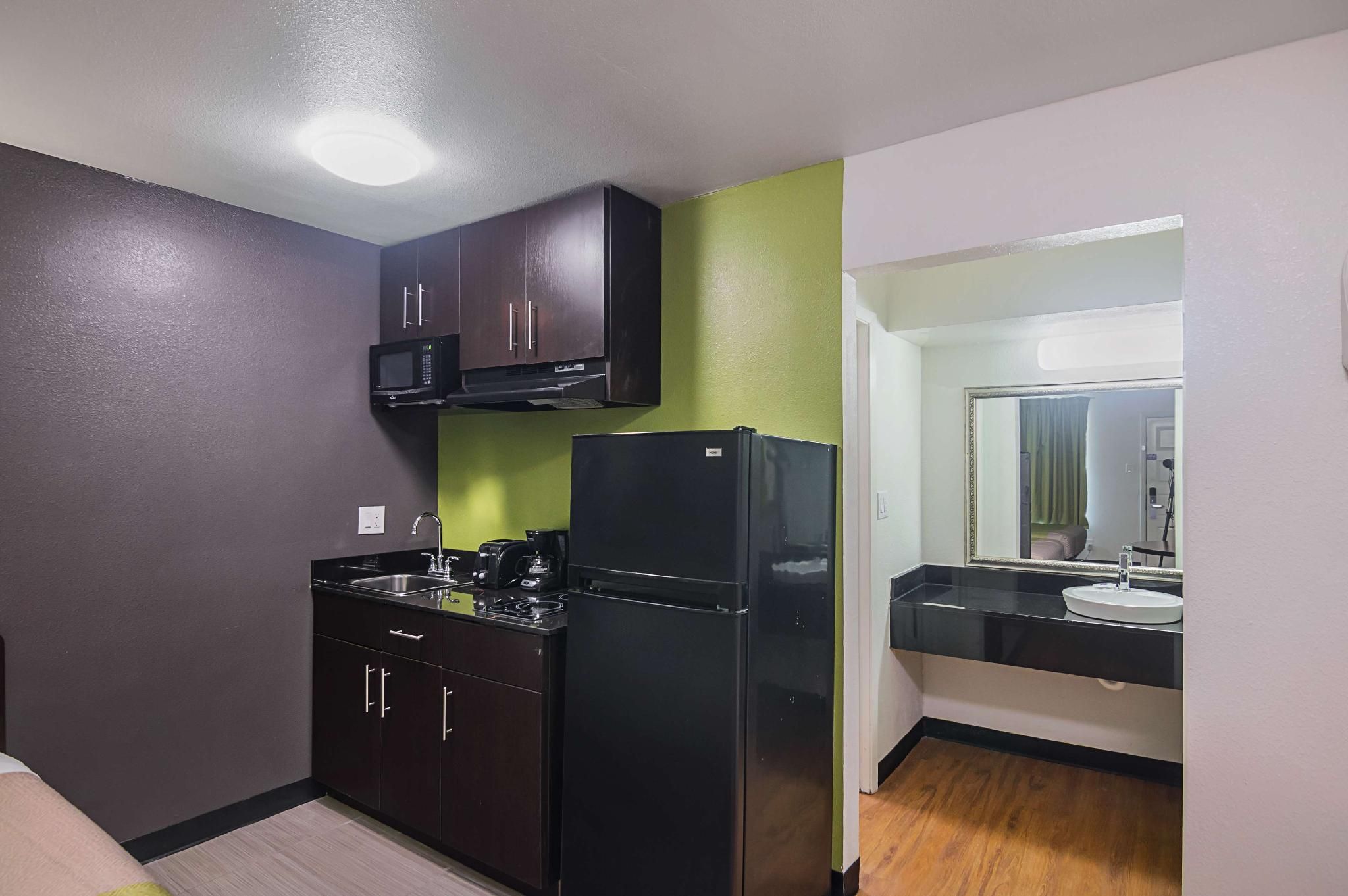 Studio 6  Tyler, TX 2 Queen Beds | Non-Smoking, Kitchen 3