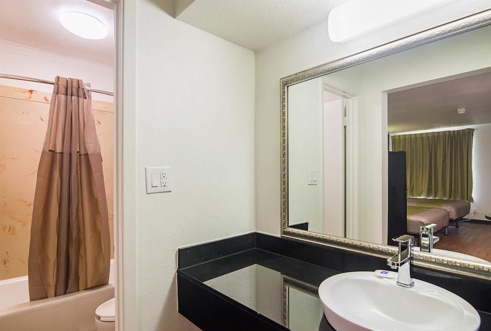 King Room - Disability Access - Non-Smoking