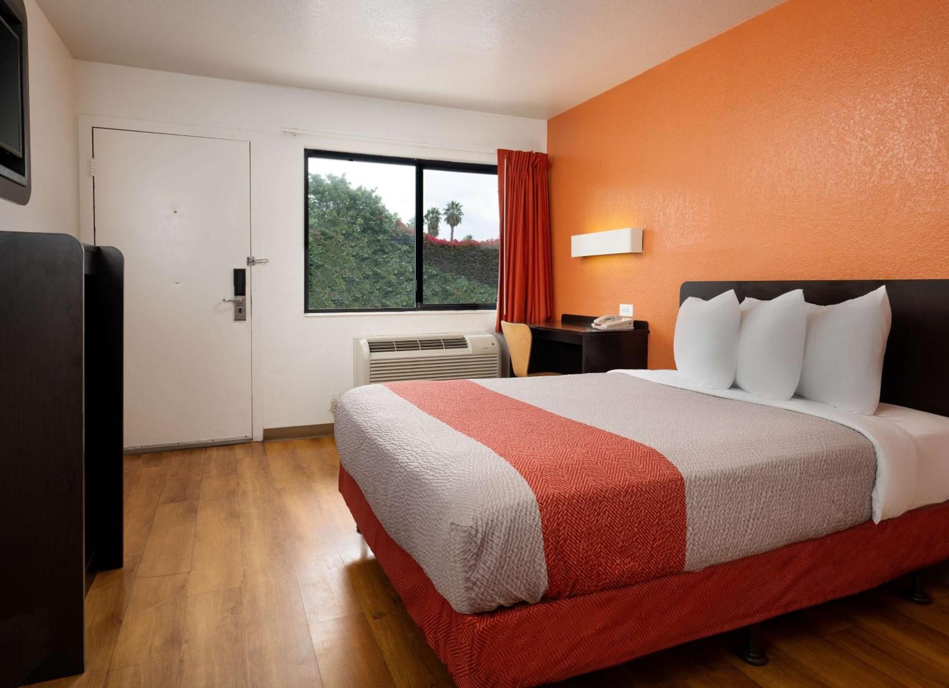 Motel 6 Camarillo, CA 1 Full Bed | ADA/RI Shower 2