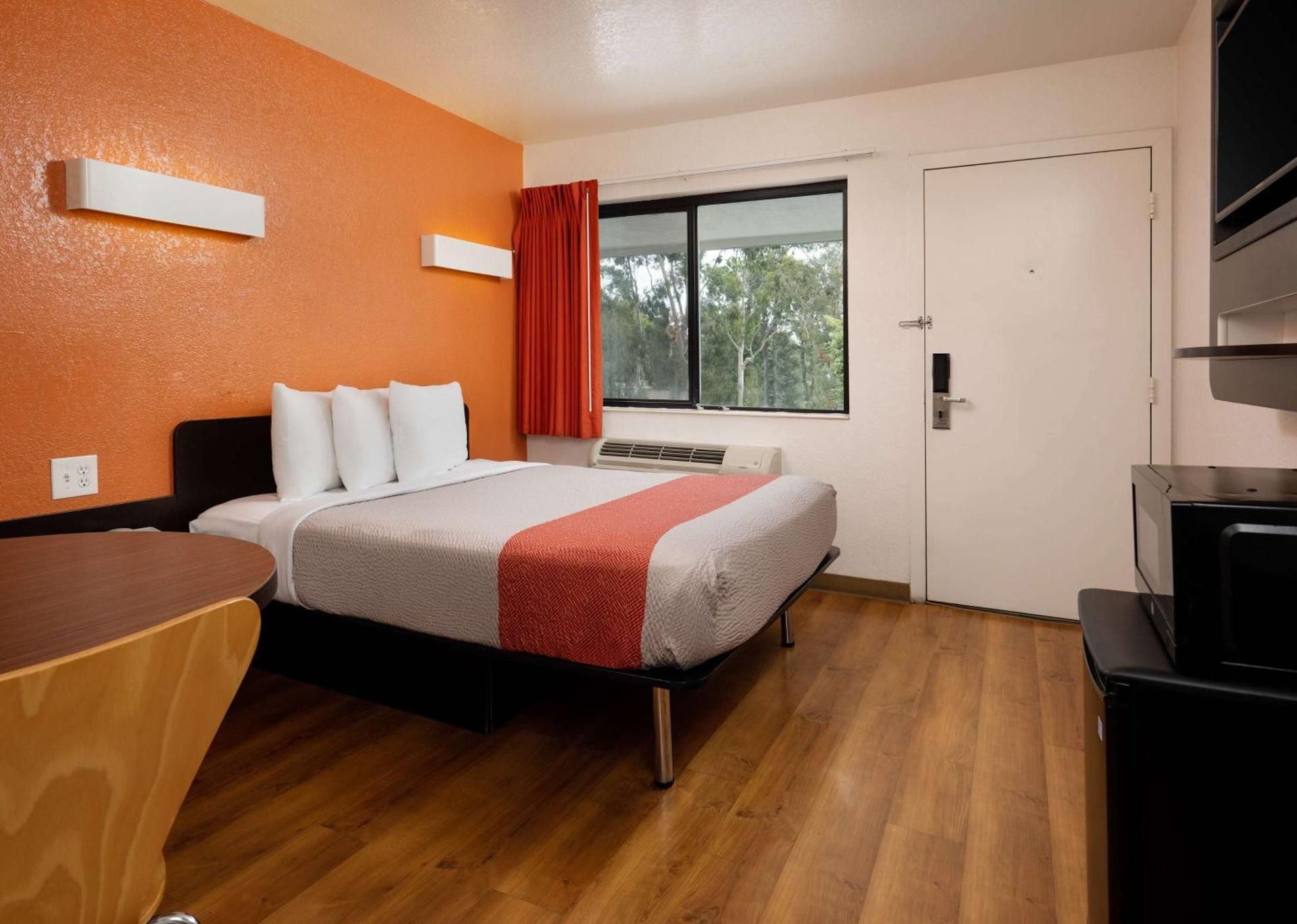 Motel 6 Camarillo, CA 1 Full Bed | ADA/RI Shower