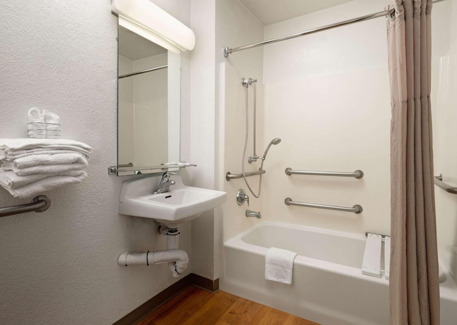 Motel 6 Camarillo, CA 1 Full Bed | ADA/RI Shower 3