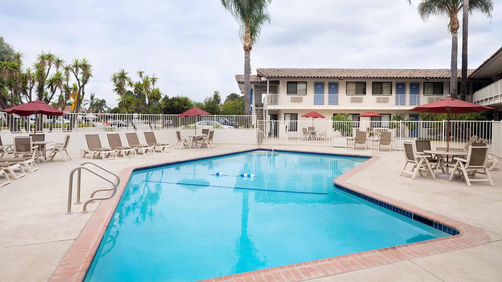 swimming pool [outdoor]