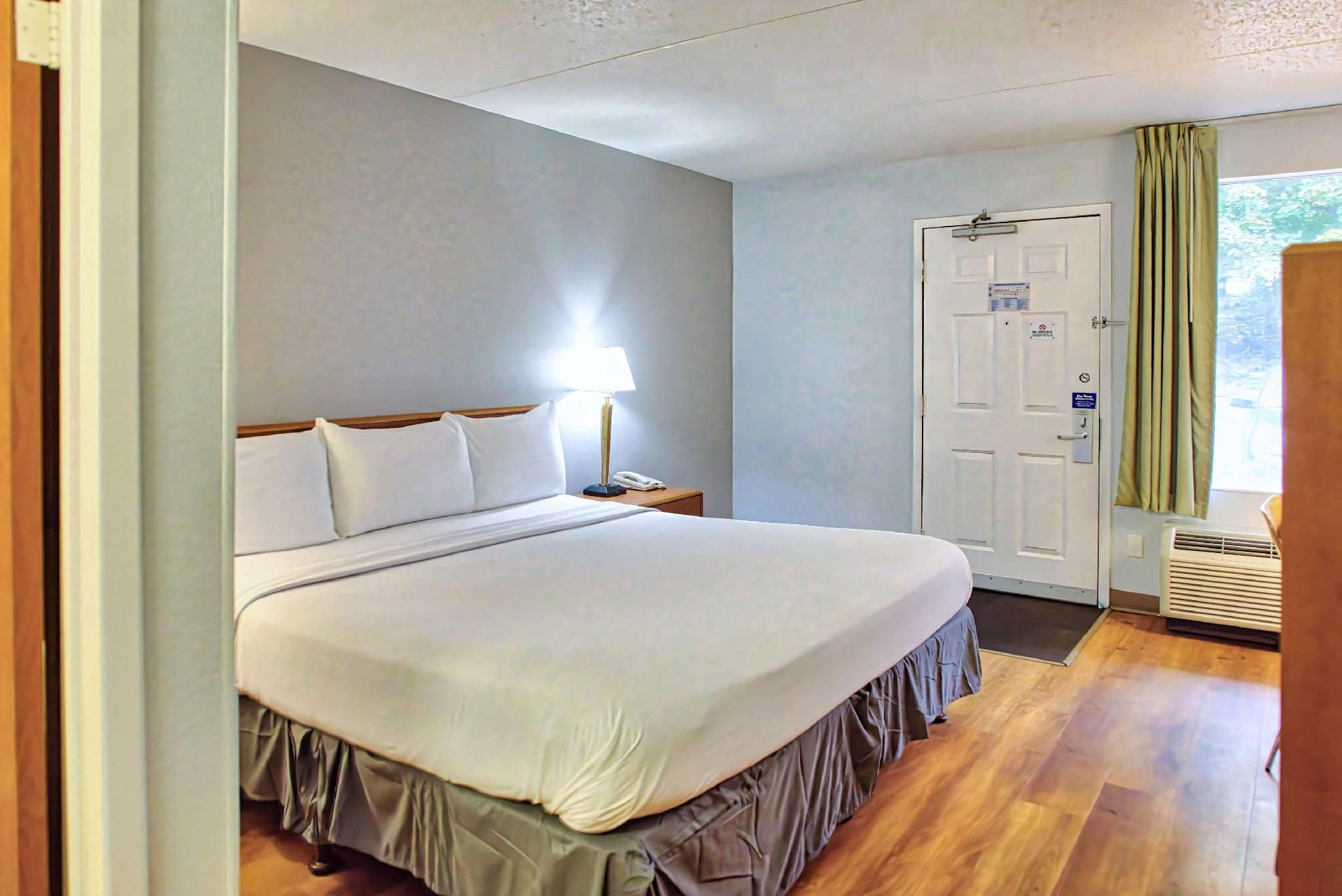 Motel 6 Buffalo, NY - Airport - Williamsville 1 King Bed |