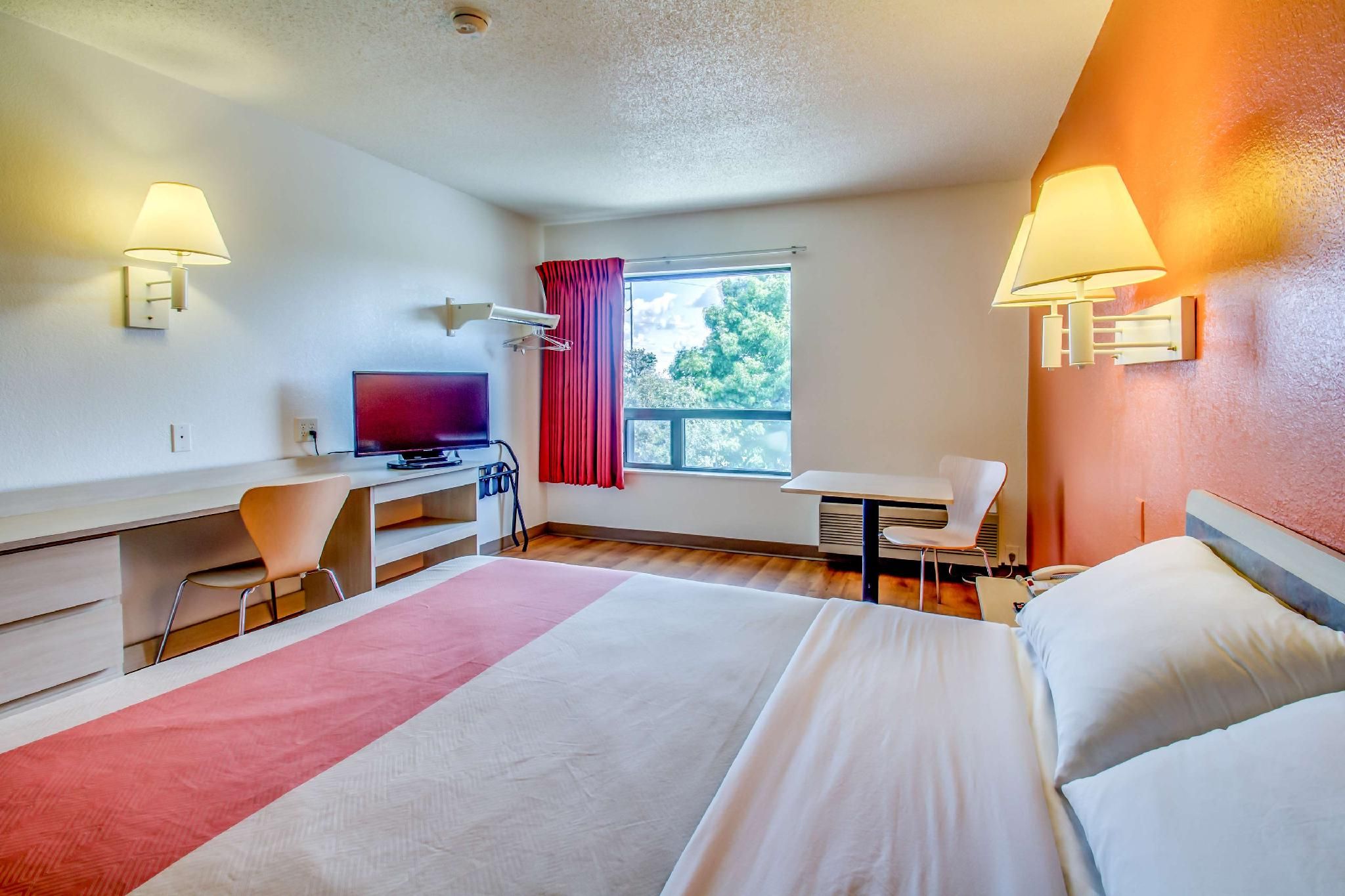1 QUEEN BED | NON-SMOKING