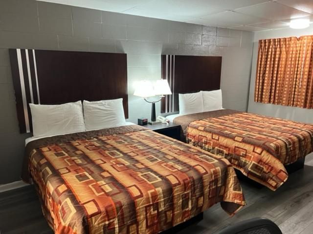 Scottish Inns Tonawanda Standard Queen Room with Two Queen Beds - Non-Smoking 2