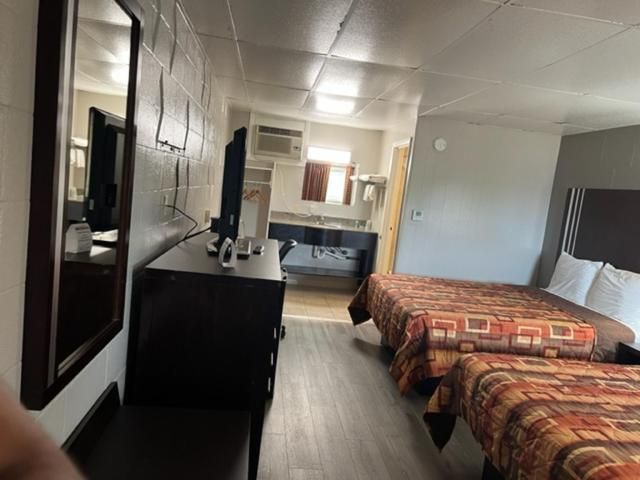 Scottish Inns Tonawanda Standard Queen Room with Two Queen Beds - Non-Smoking 3