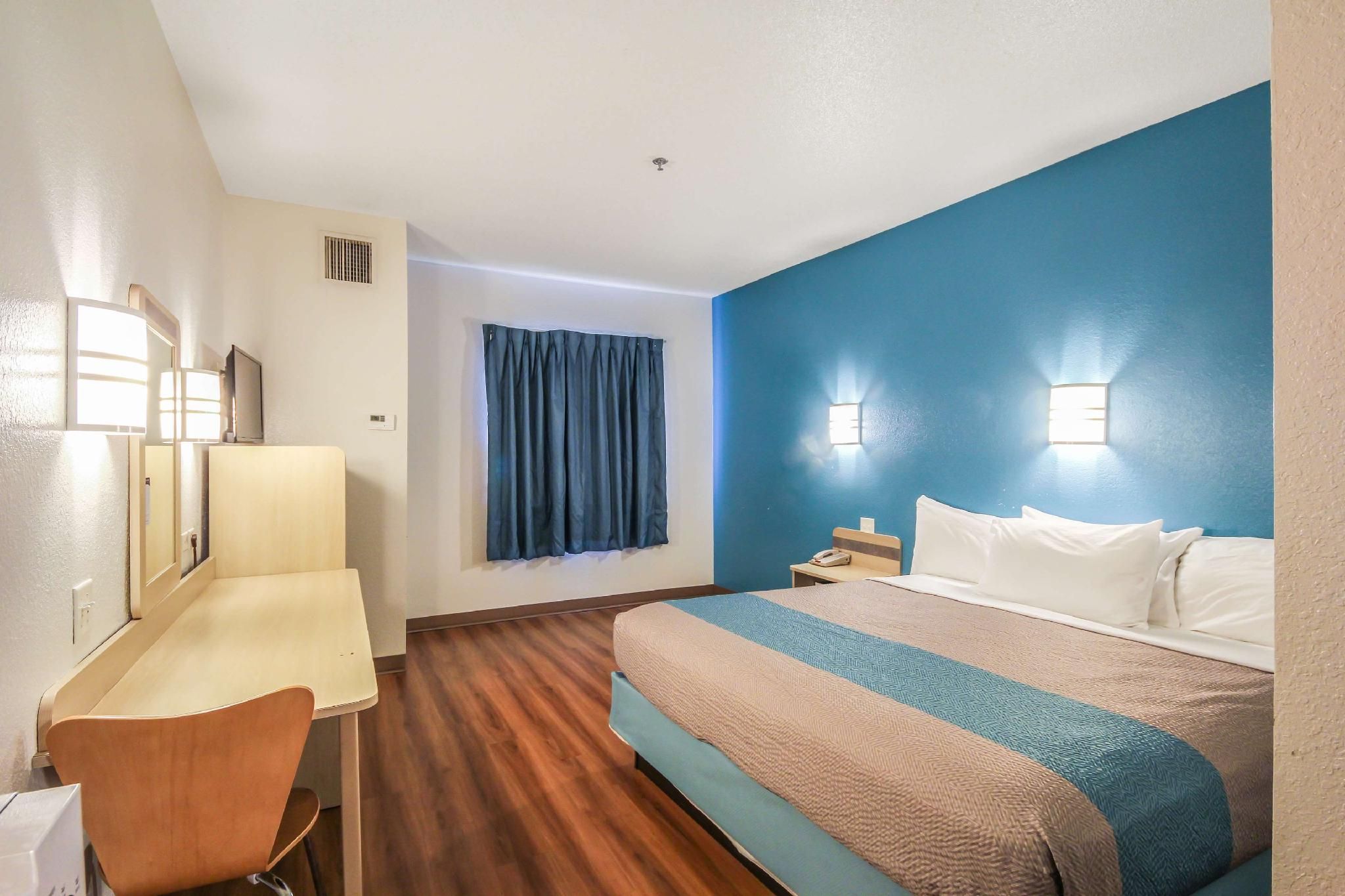 1 King Bed | Non-Smoking, Micfridge