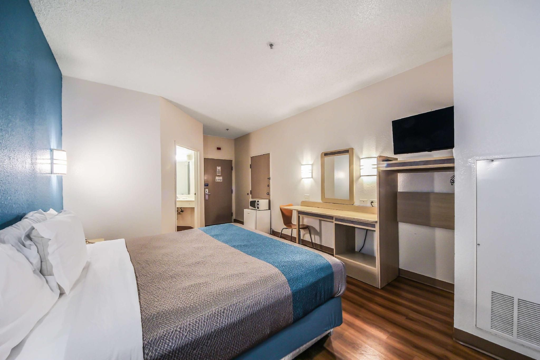 1 King Bed | Non-Smoking, Micfridge