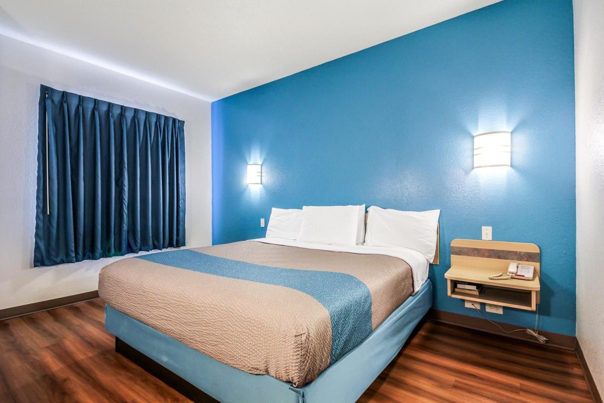 Deluxe King Suite - Non-Smoking