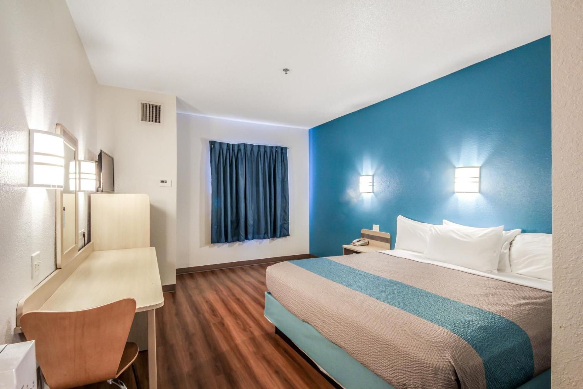 Deluxe King Suite - Non-Smoking