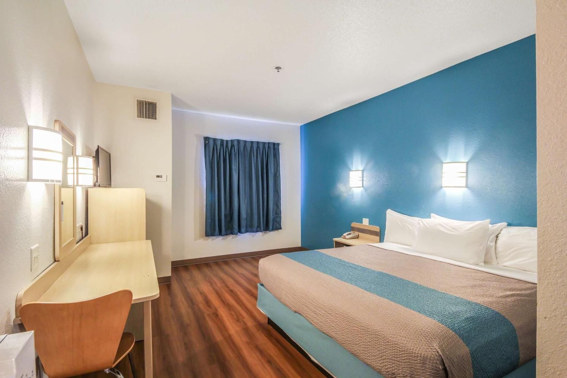 Deluxe King Room - Non-Smoking