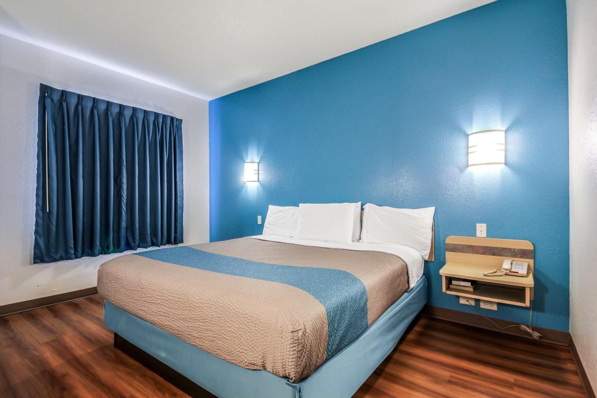 King Room - Disability Access - Non-Smoking