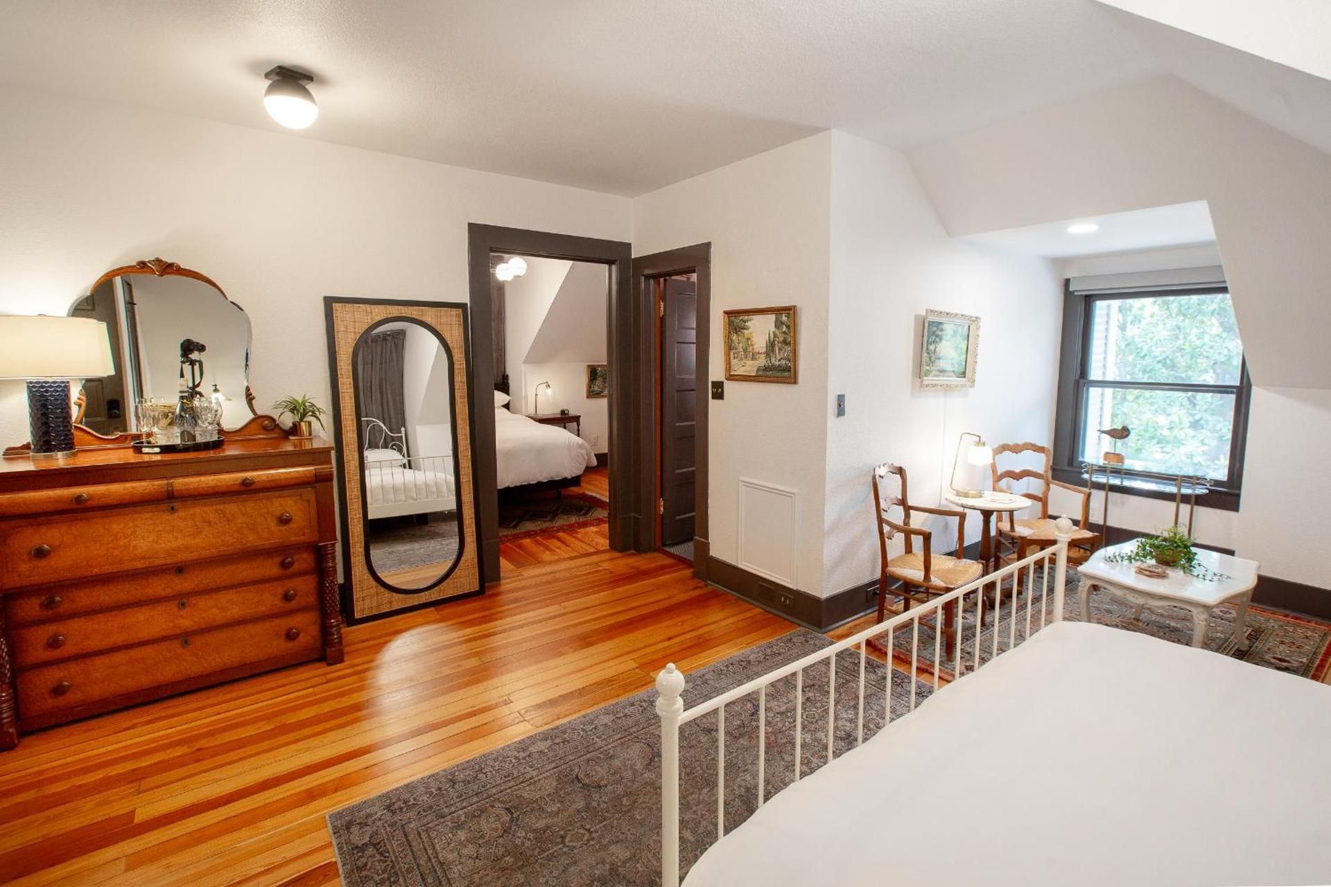 Deluxe Queen Suite