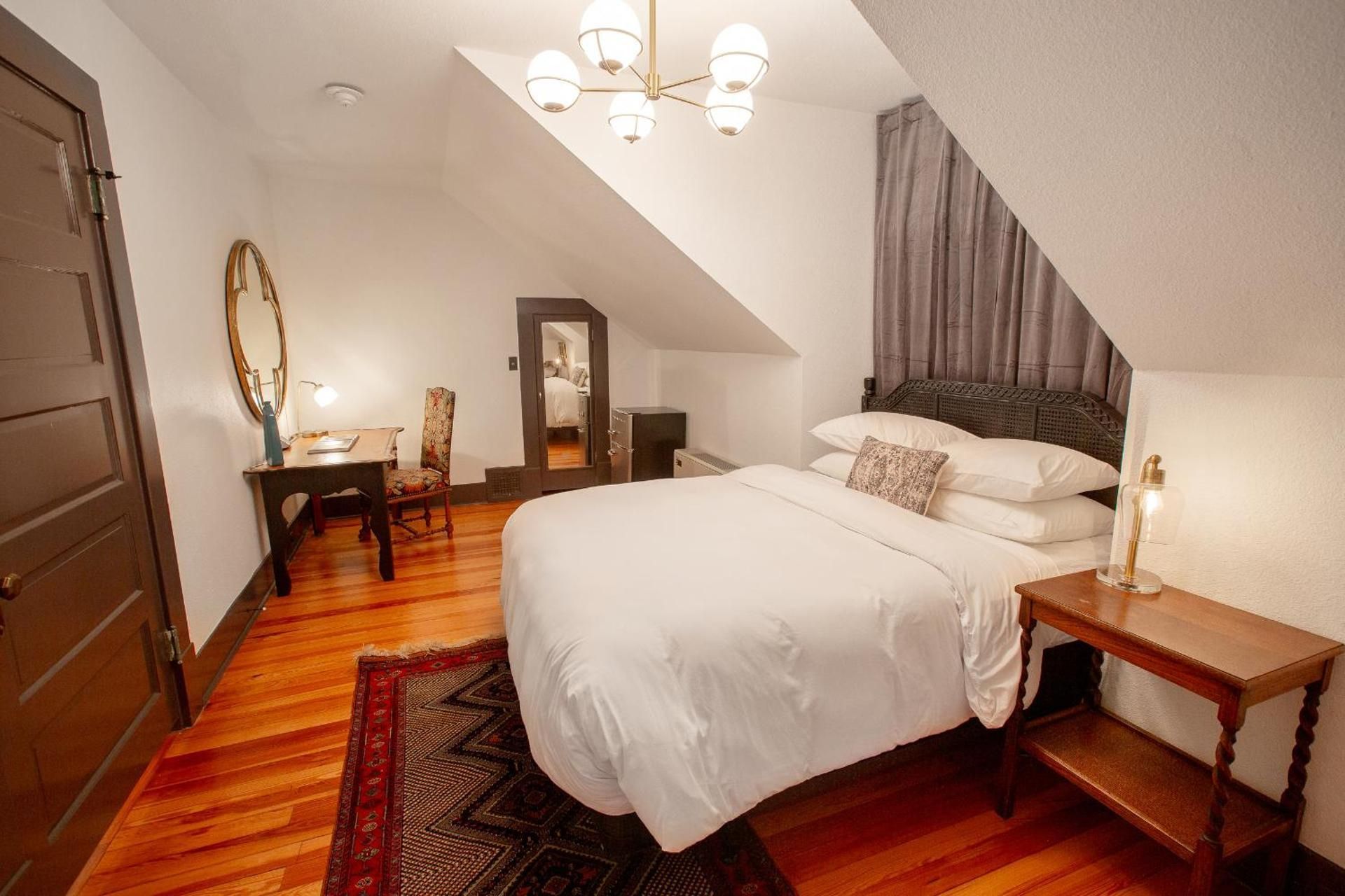 Deluxe Queen Suite
