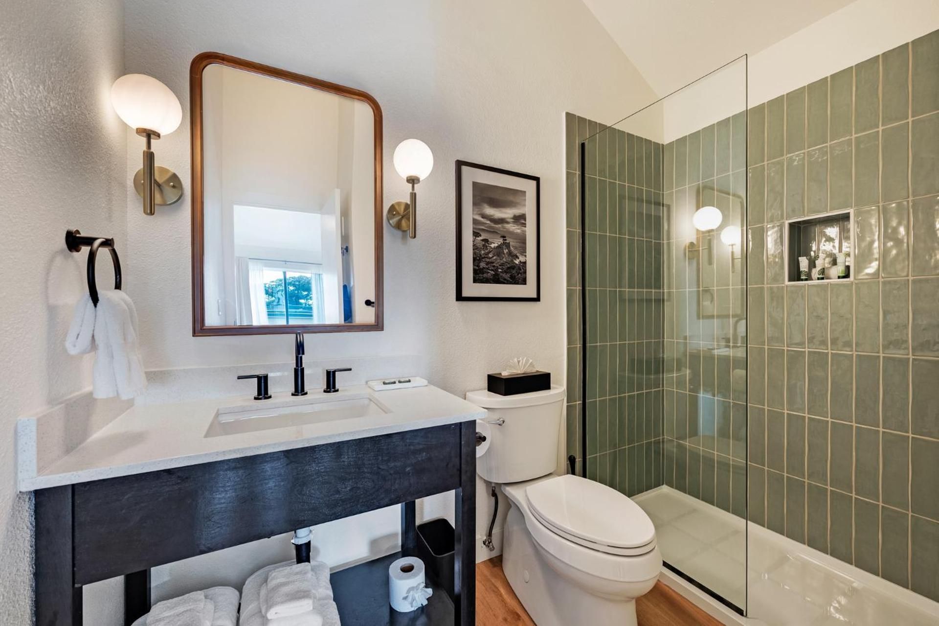 Bodega Coast Inn and Suites Deluxe Room 3