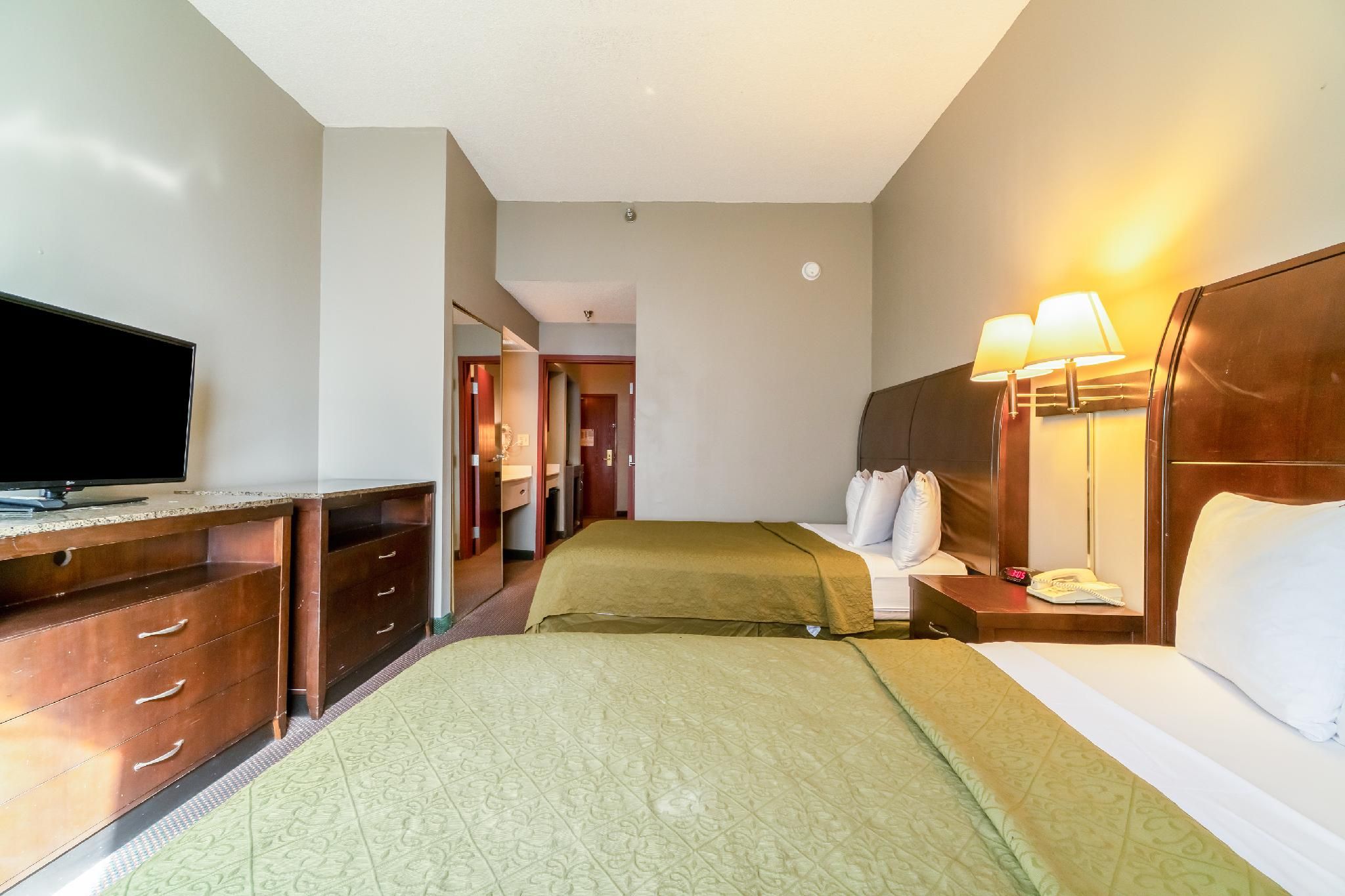 Suite 2 Queen Beds Non-Smoking