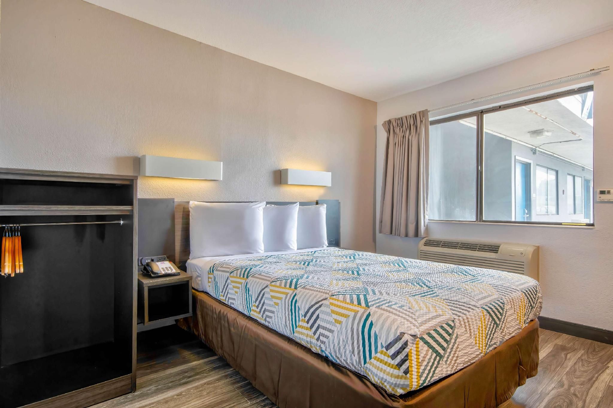 1 Full Bed | Mob Acc RI Shwr Nsmk Micfridge
