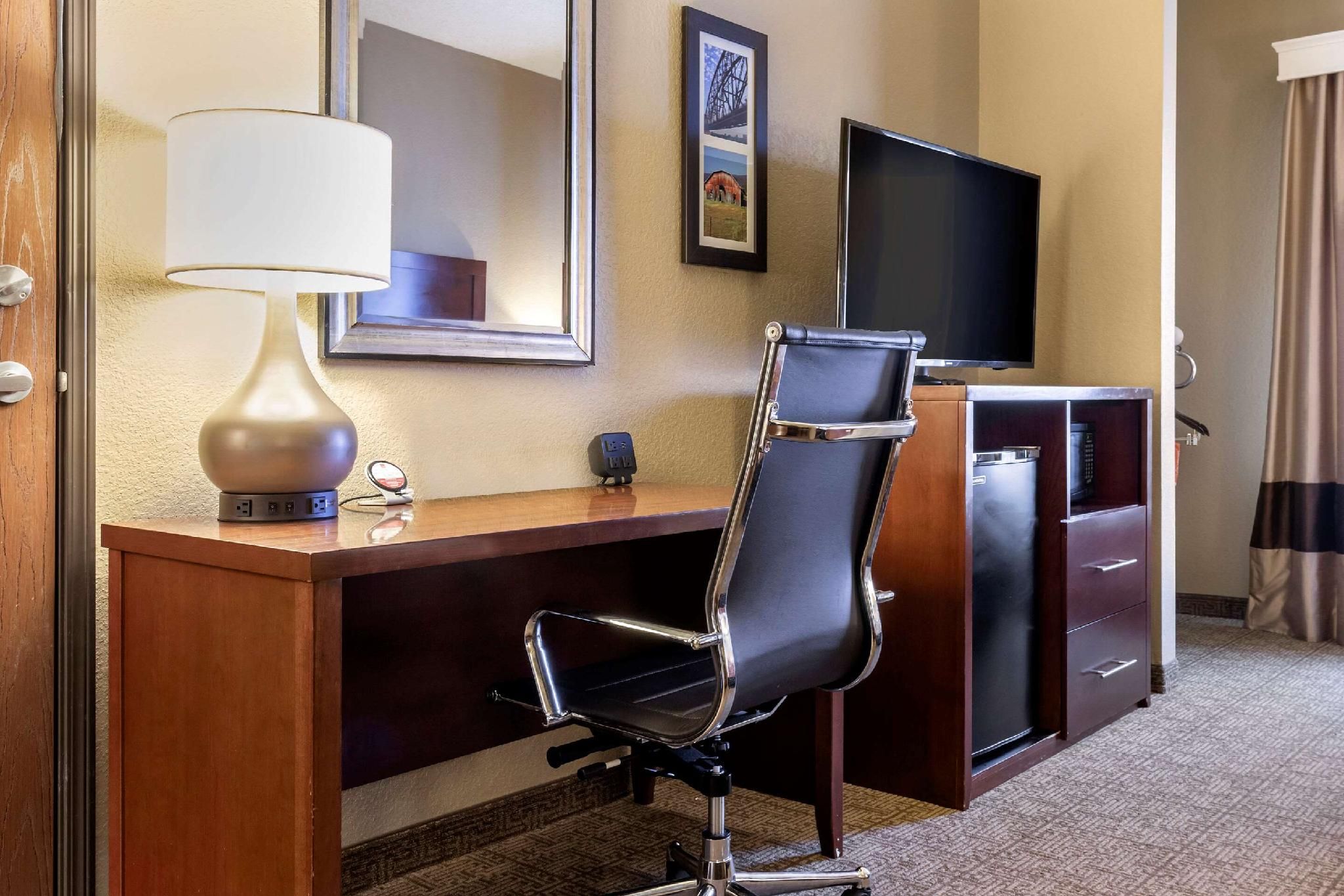 1 King Bed, Suite, Nonsmoking, Accessible