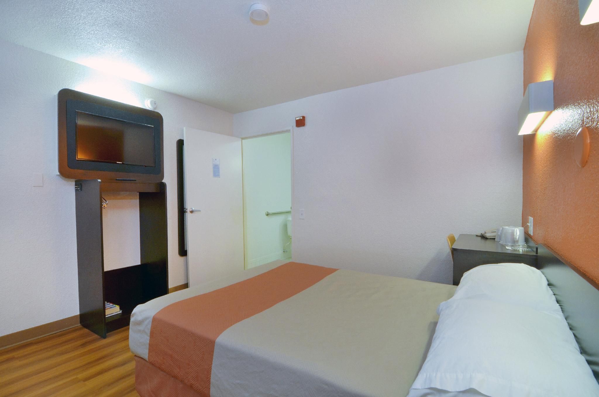 1 Queen Bed | ADA/Tub