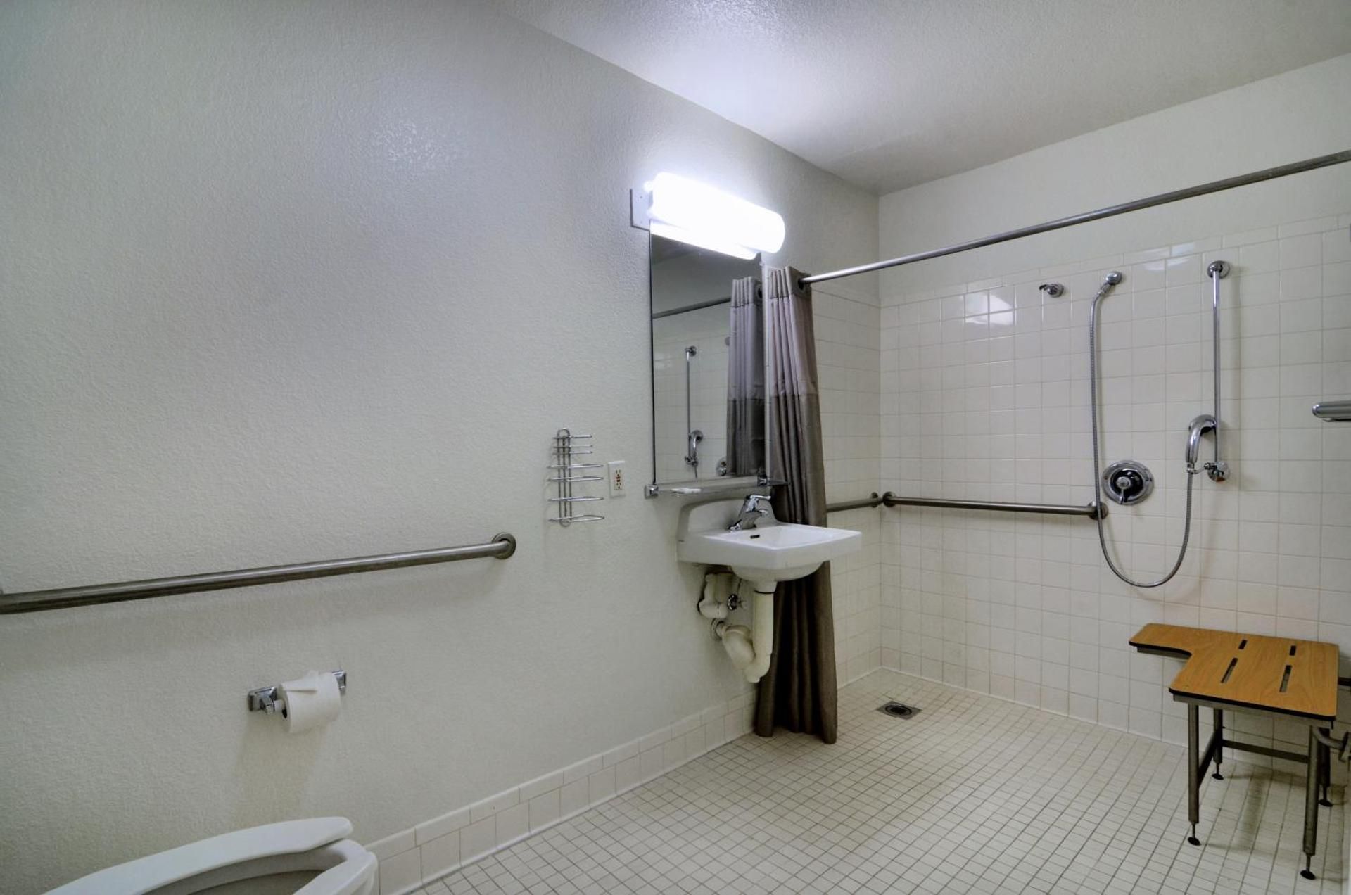 Double Room - Disability Access - Roll In Shower