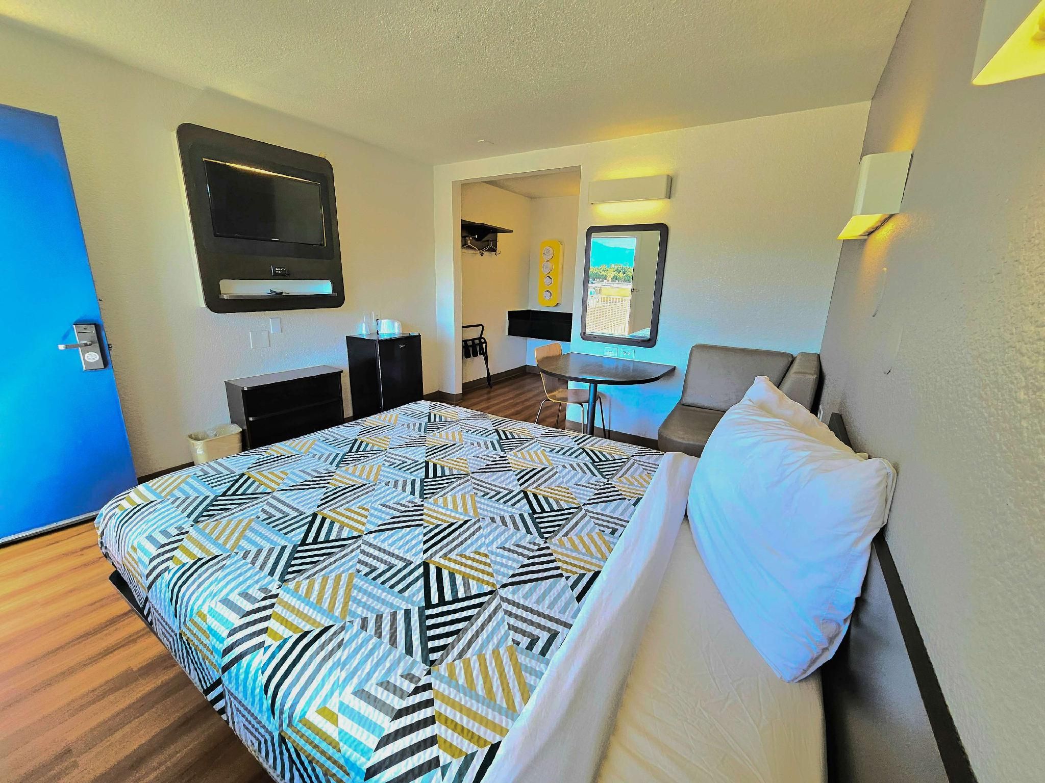 1 Queen Bed | ADA/RI Shower