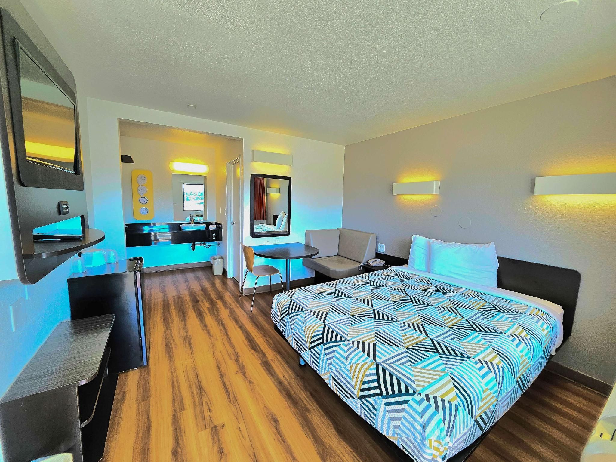 1 Queen Bed | ADA/RI Shower