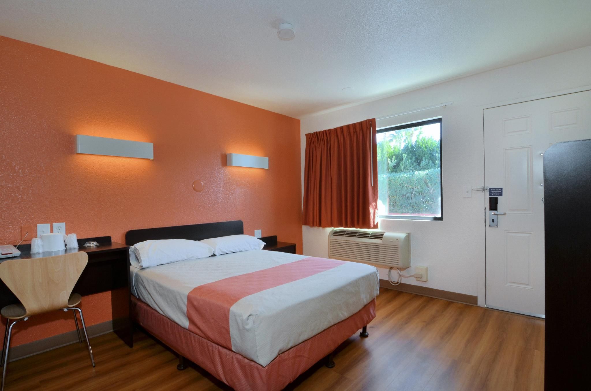 1 Queen Bed | ADA/Tub