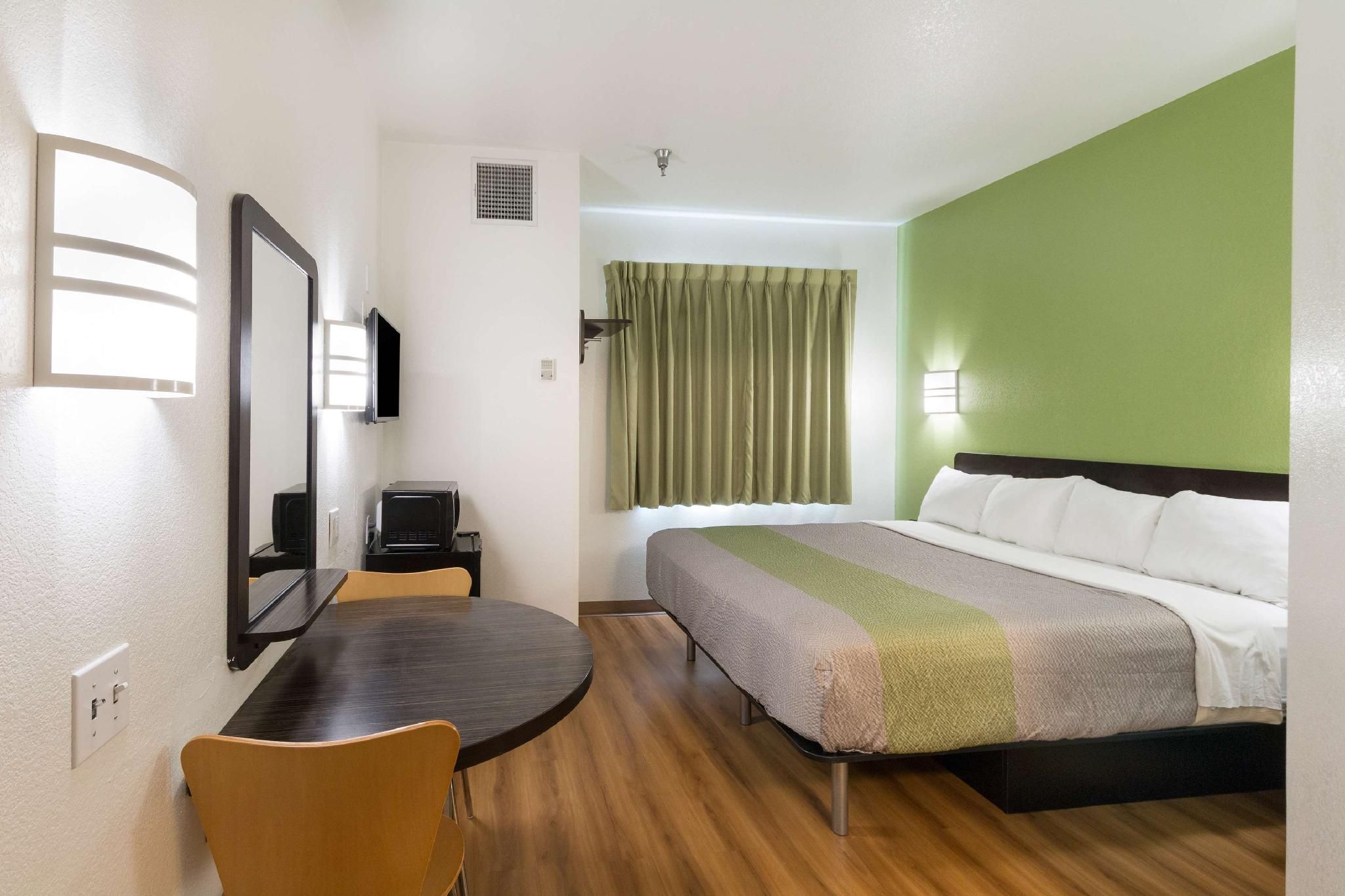 1 King Bed | Non-Smoking