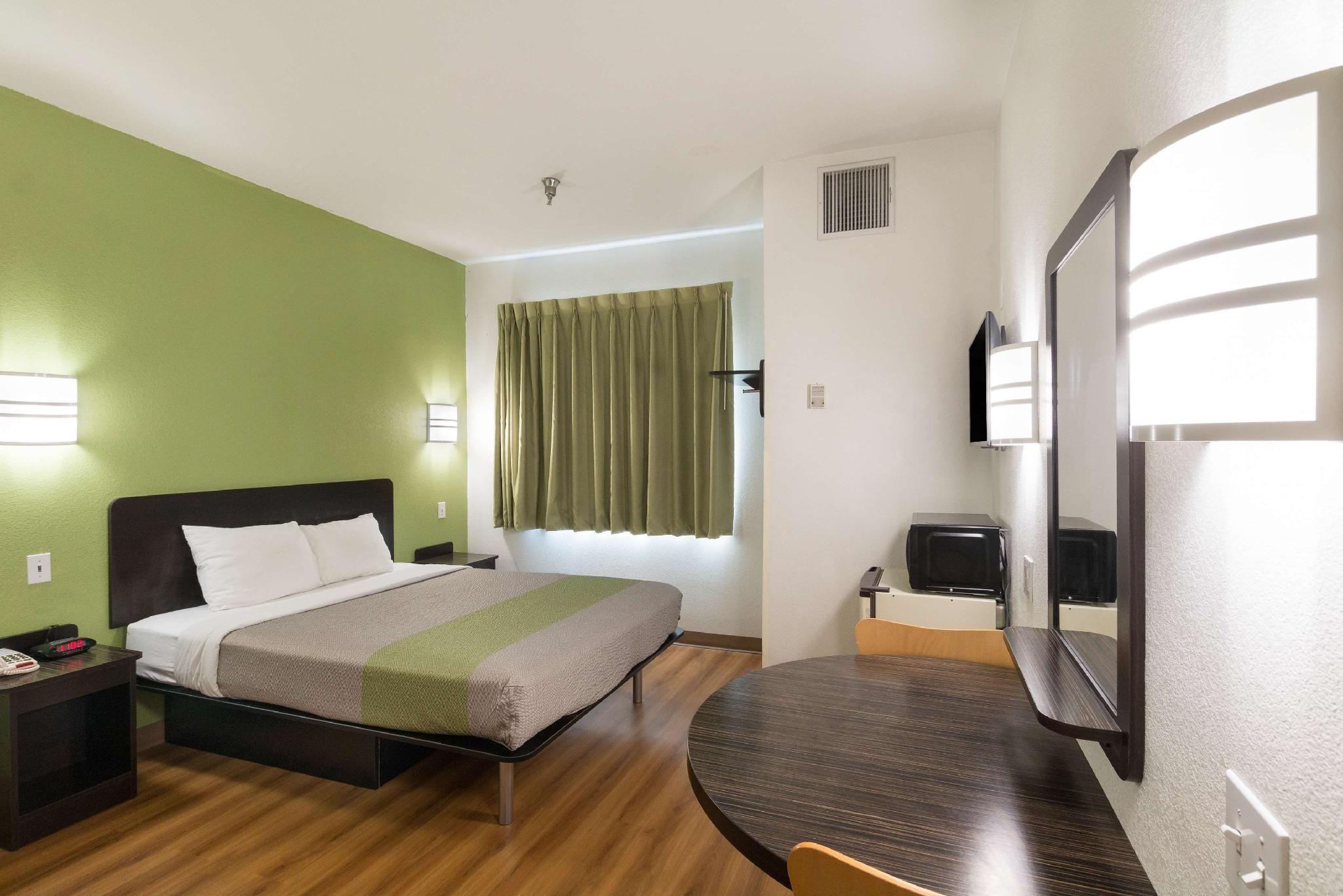 Motel 6 Hillsboro, TX 1 Queen Bed | Smoking