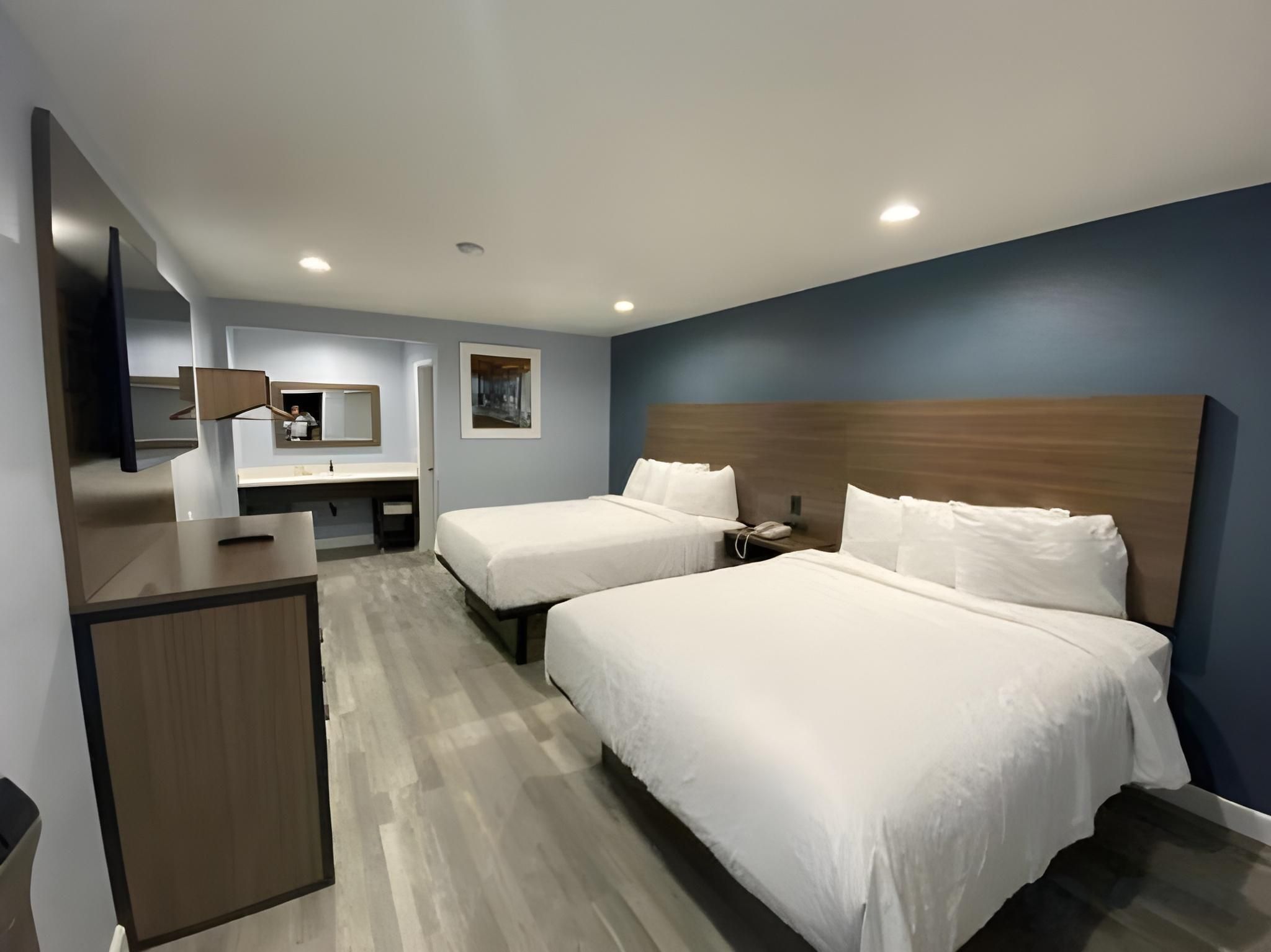 Double Room with Roll-in Shower - Mobility Accessible/Non-Smoking