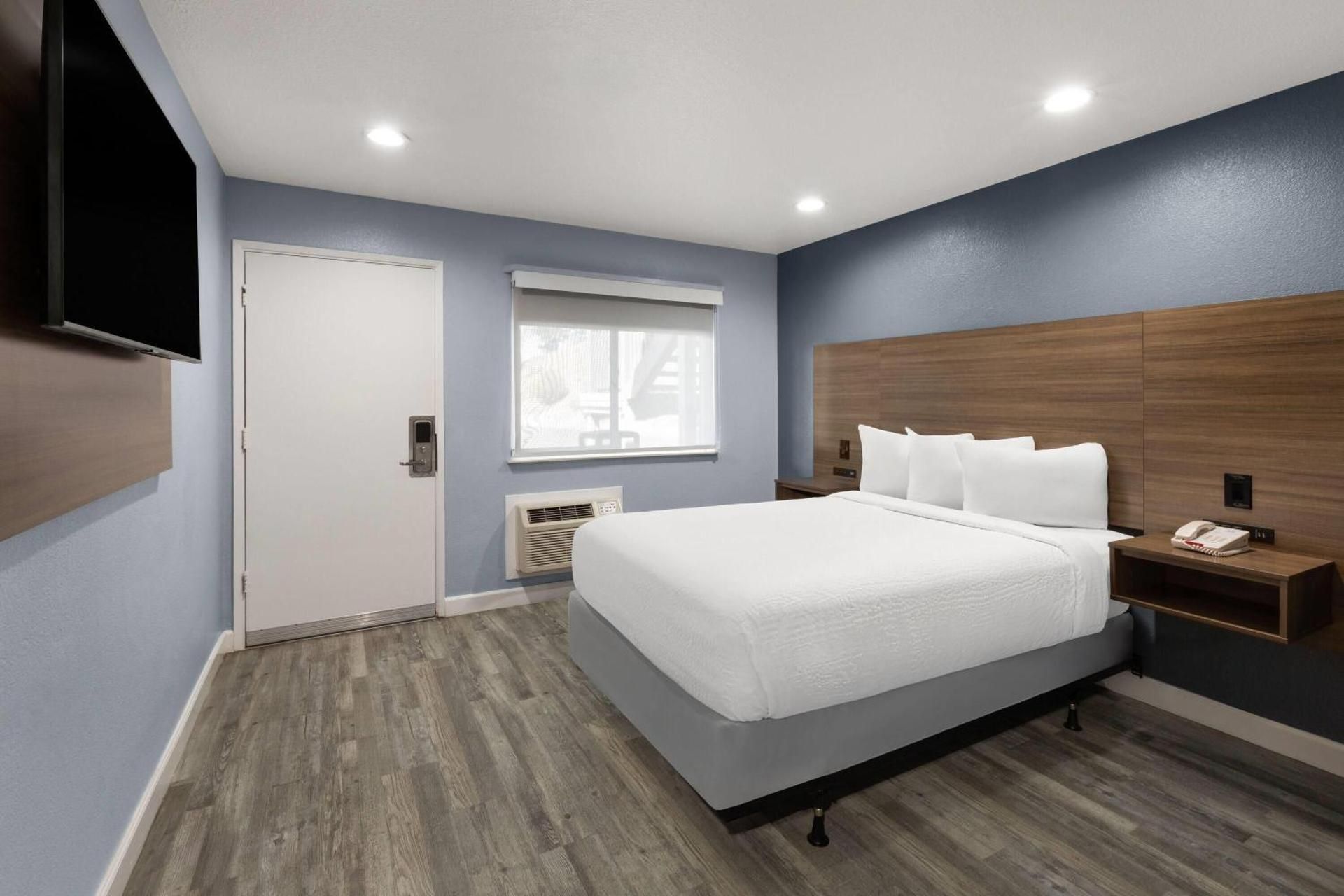 Double Room with Roll-in Shower - Mobility Accessible/Non-Smoking