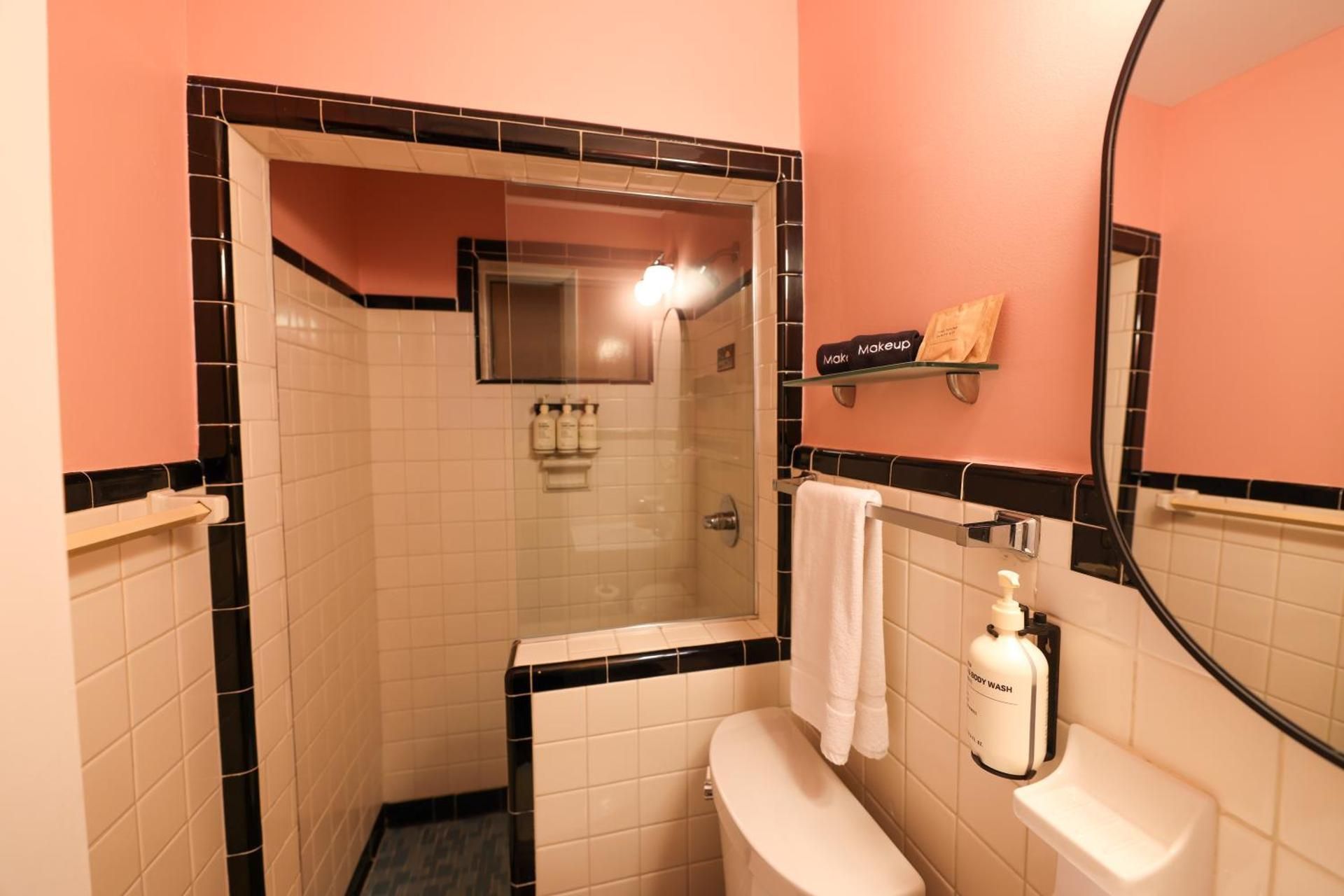 Deluxe One-Bedroom Apartment