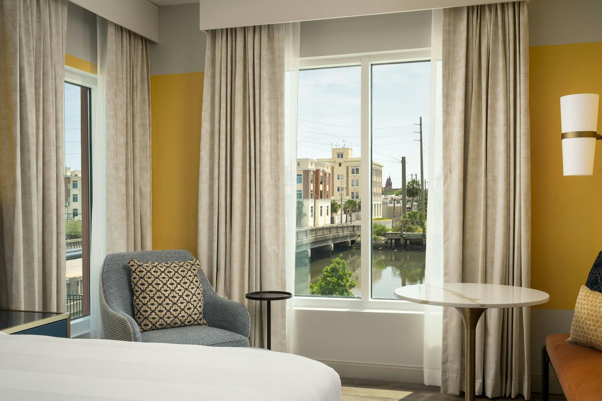 Guest room, 1 King, Water view