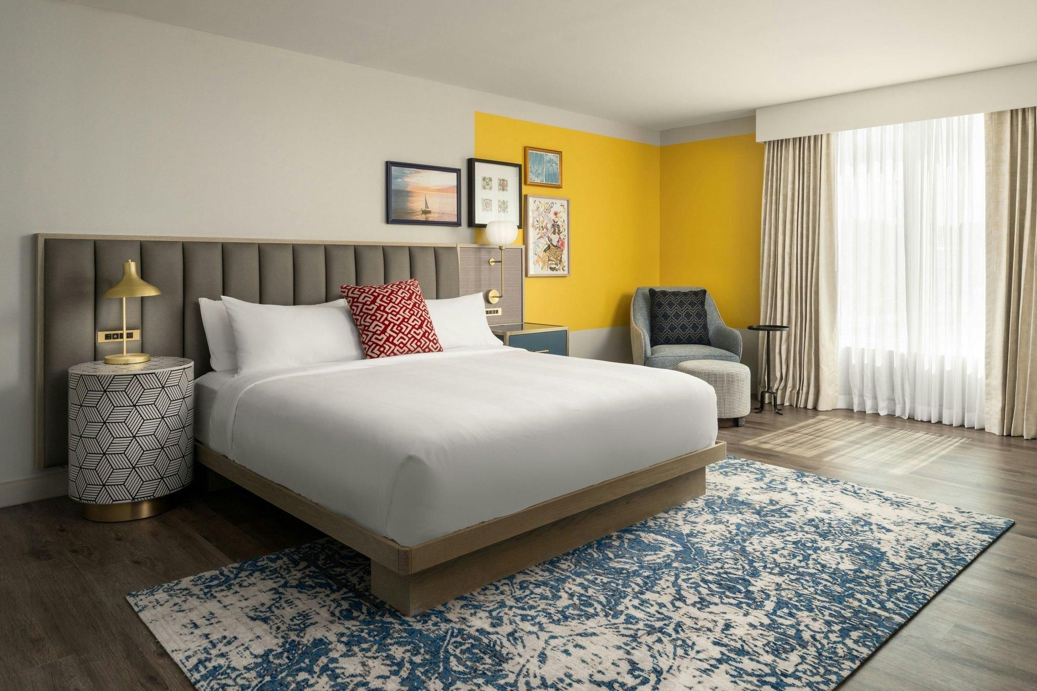 Guest room, 1 King, Water view